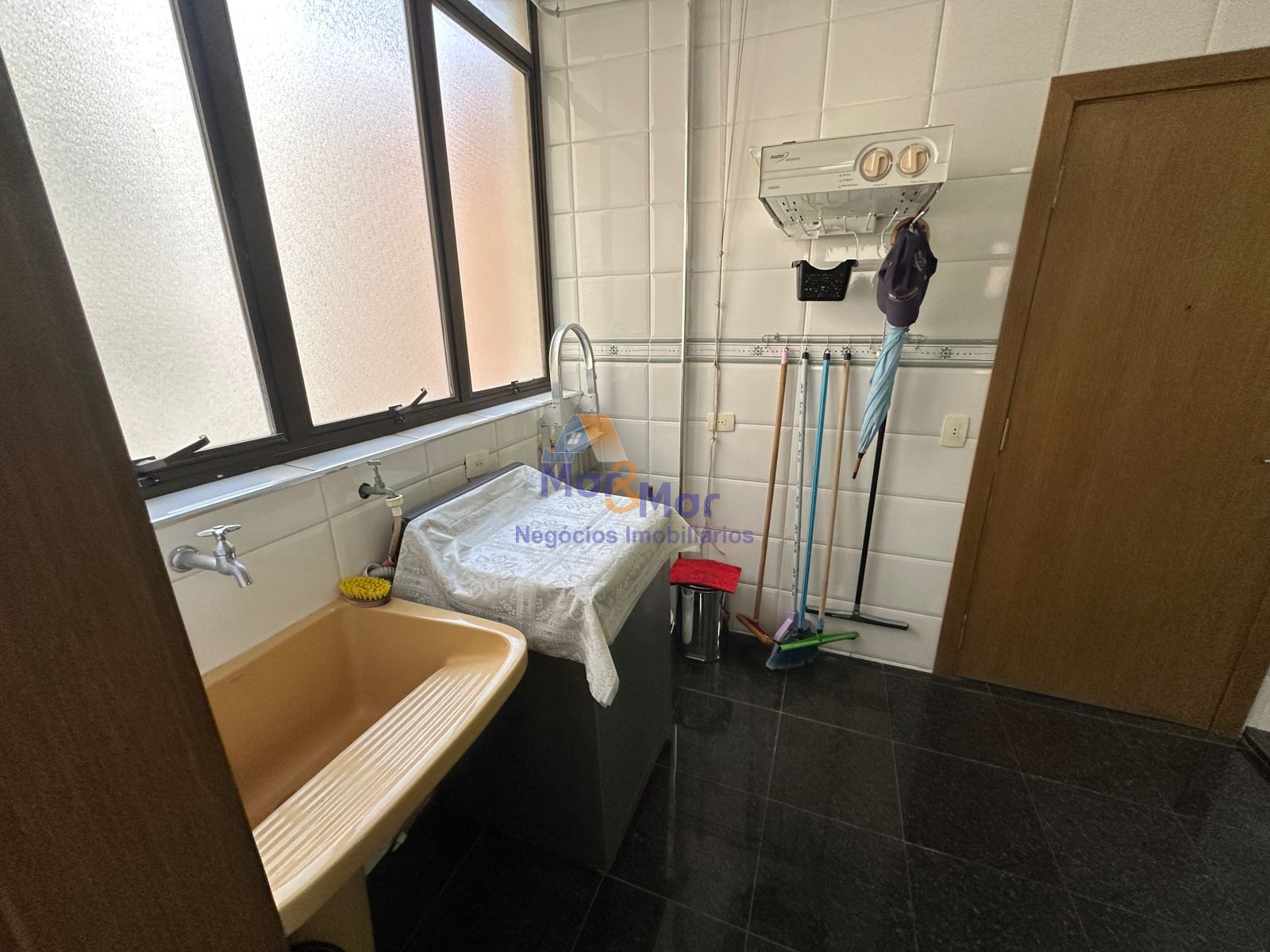 Apartamento na Praia das Pitangueiras, Guarujá - SP
