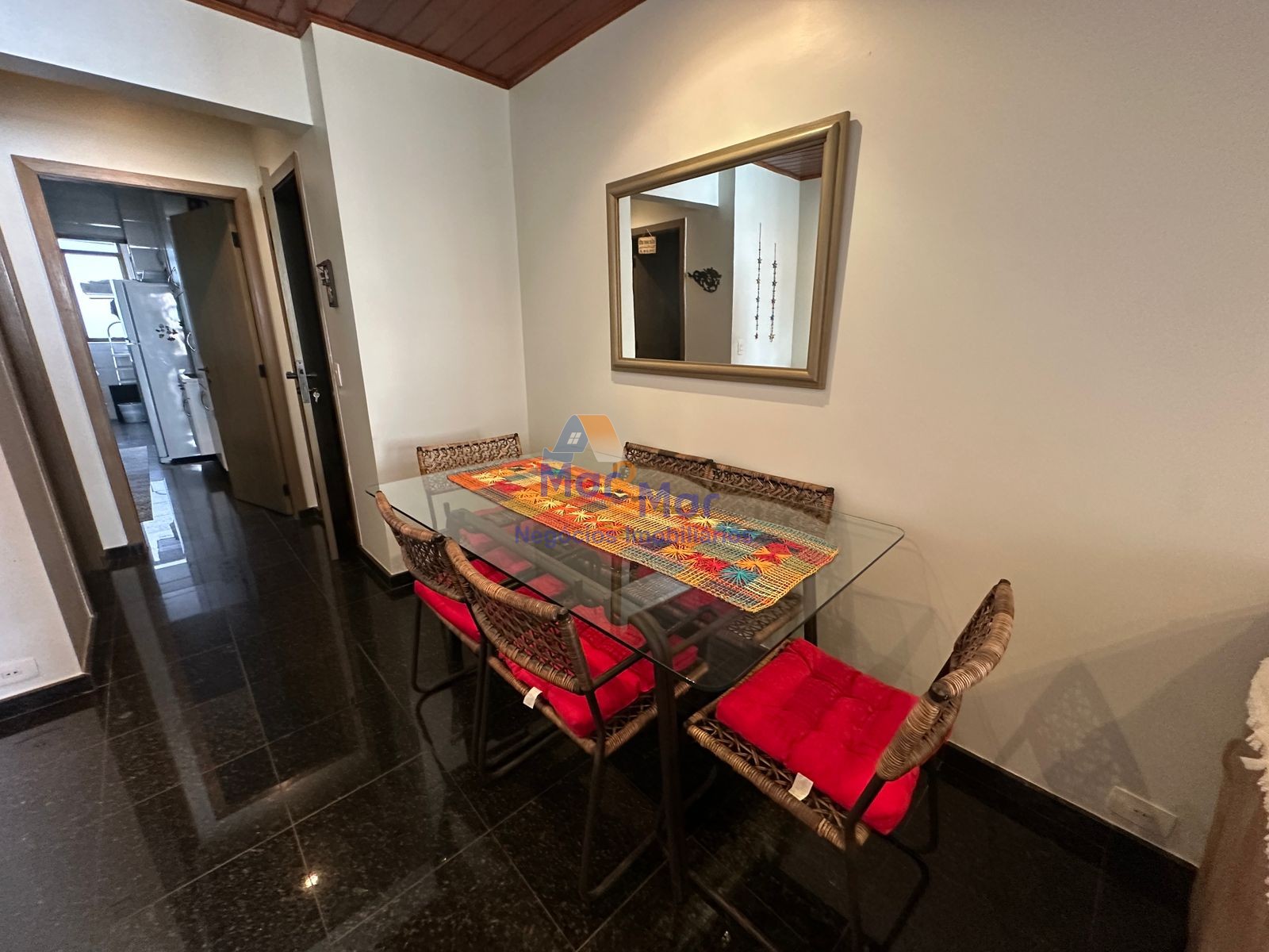 Apartamento na Praia das Pitangueiras, Guarujá - SP