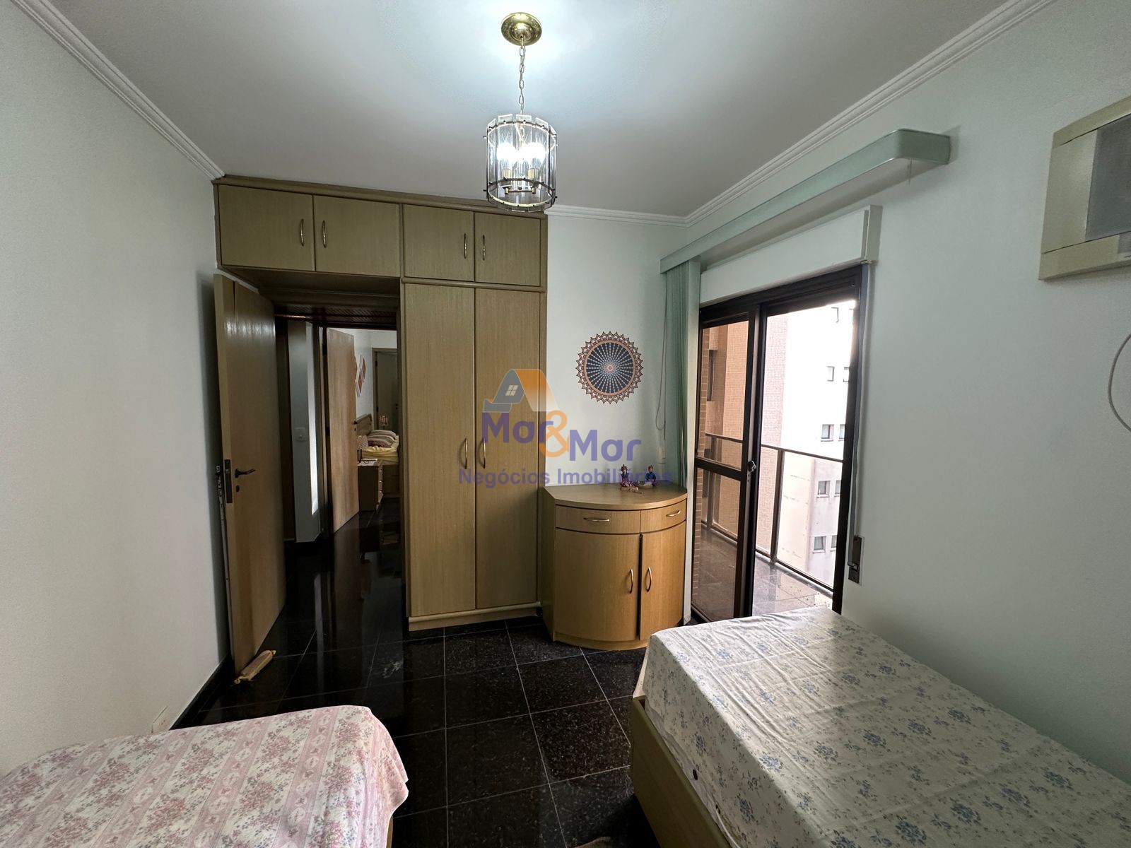 Apartamento na Praia das Pitangueiras, Guarujá - SP