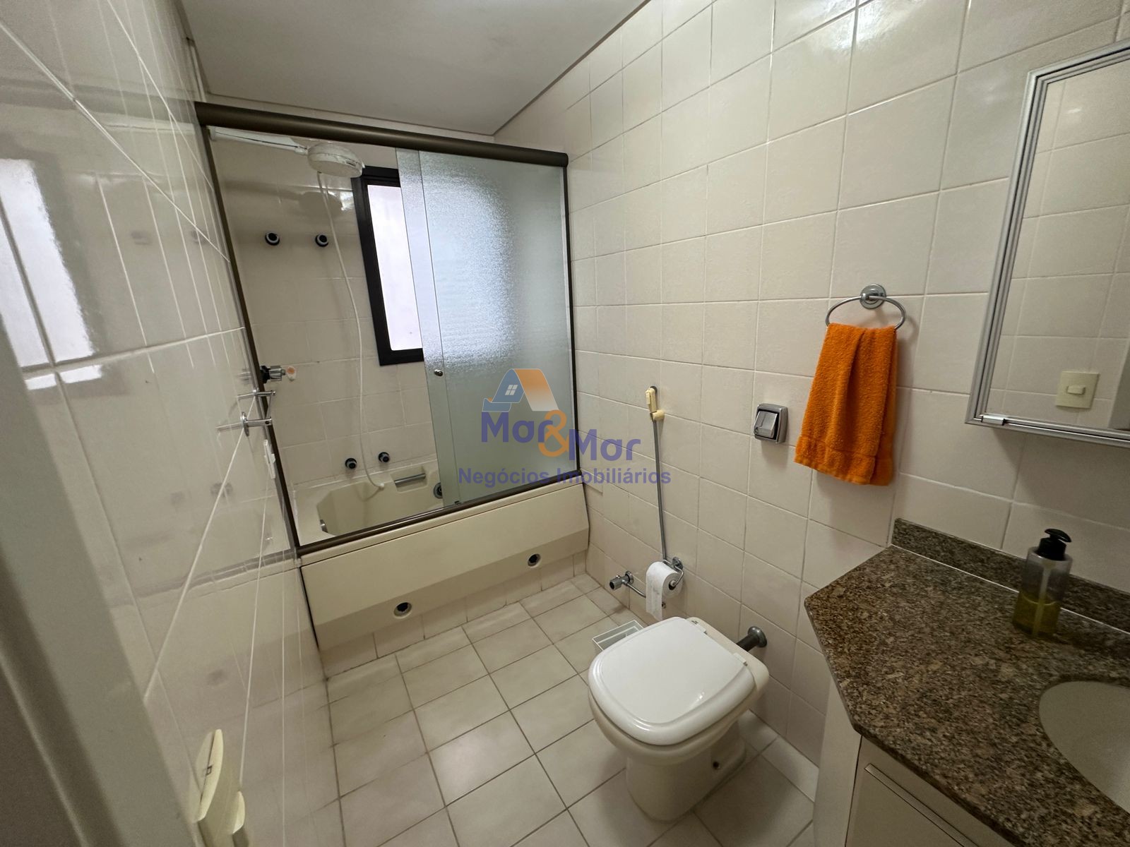 Apartamento na Praia das Pitangueiras, Guarujá - SP