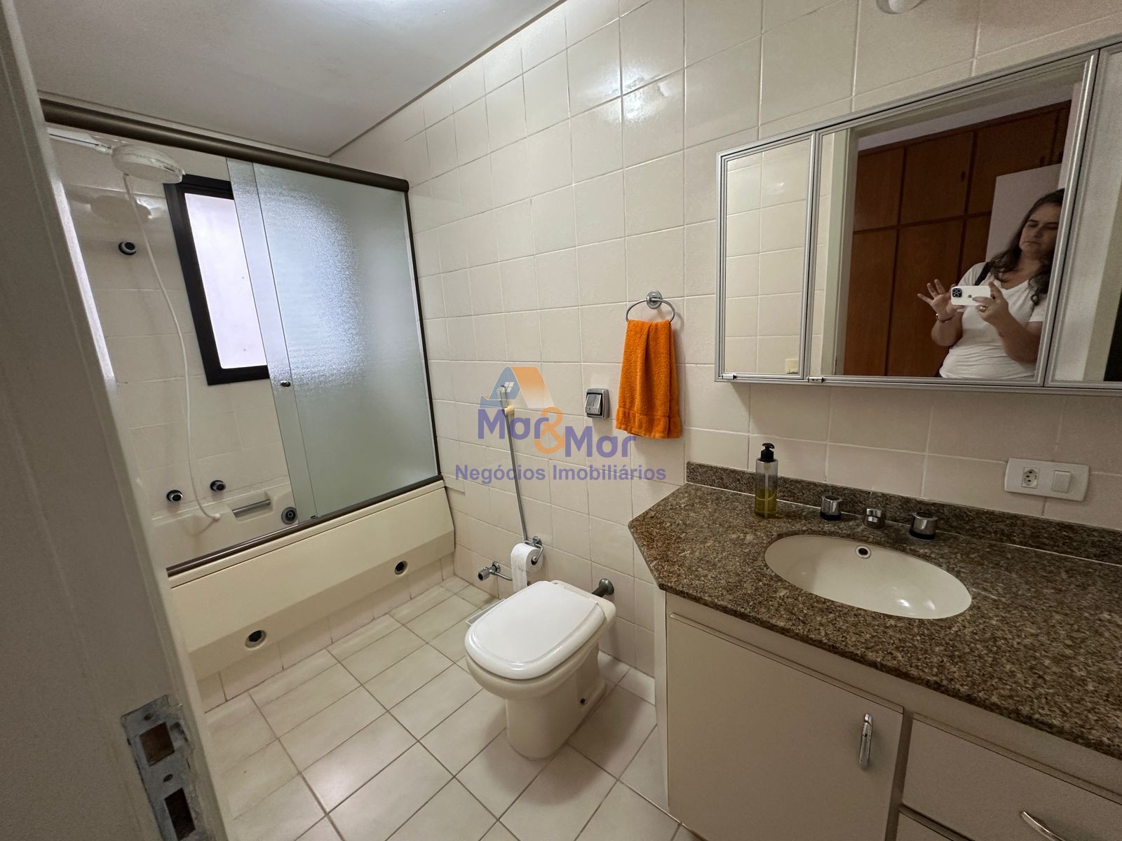 Apartamento na Praia das Pitangueiras, Guarujá - SP