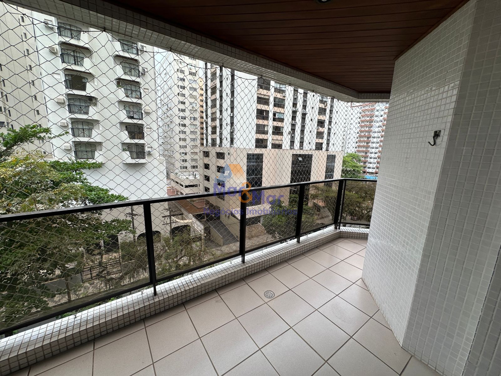 Apartamento na Praia das Pitangueiras, Guarujá - SP