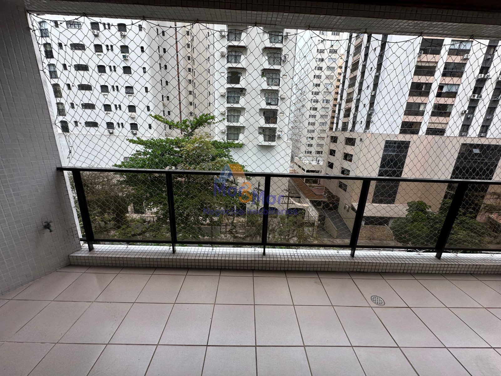 Apartamento na Praia das Pitangueiras, Guarujá - SP