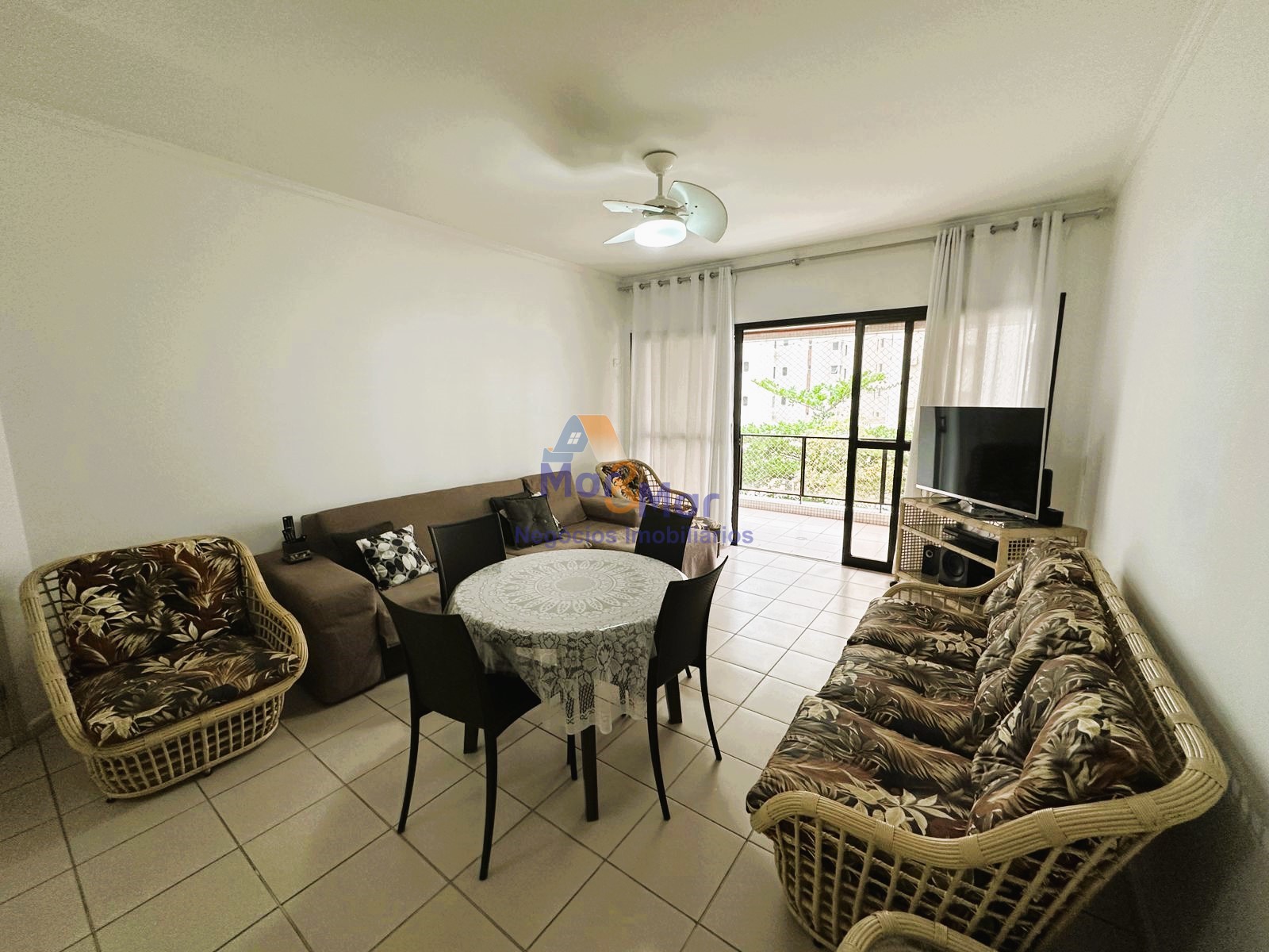 Apartamento na Praia das Pitangueiras, Guarujá - SP