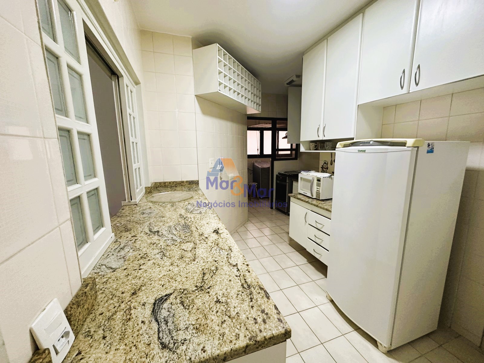 Apartamento na Praia das Pitangueiras, Guarujá - SP