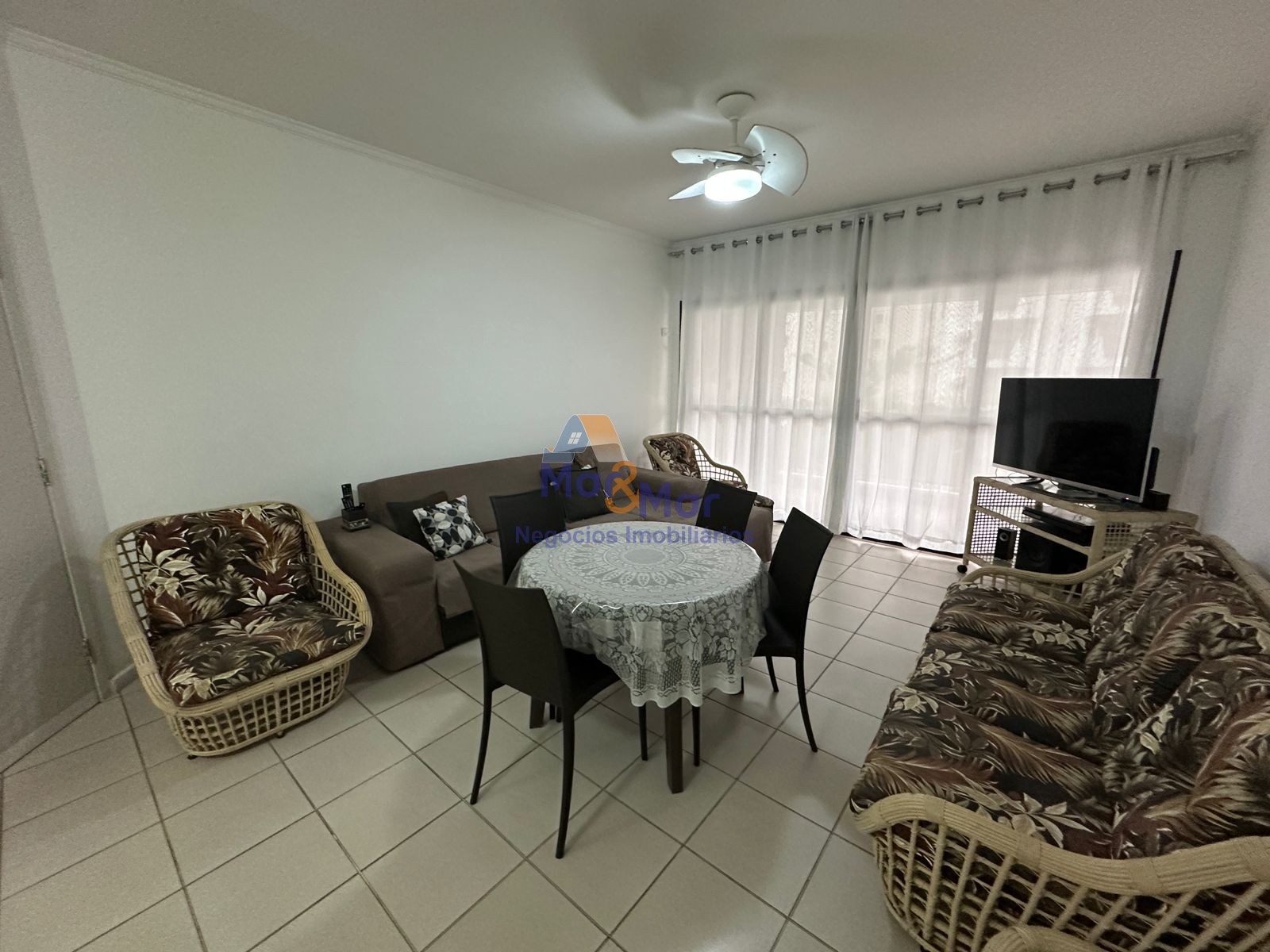 Apartamento na Praia das Pitangueiras, Guarujá - SP