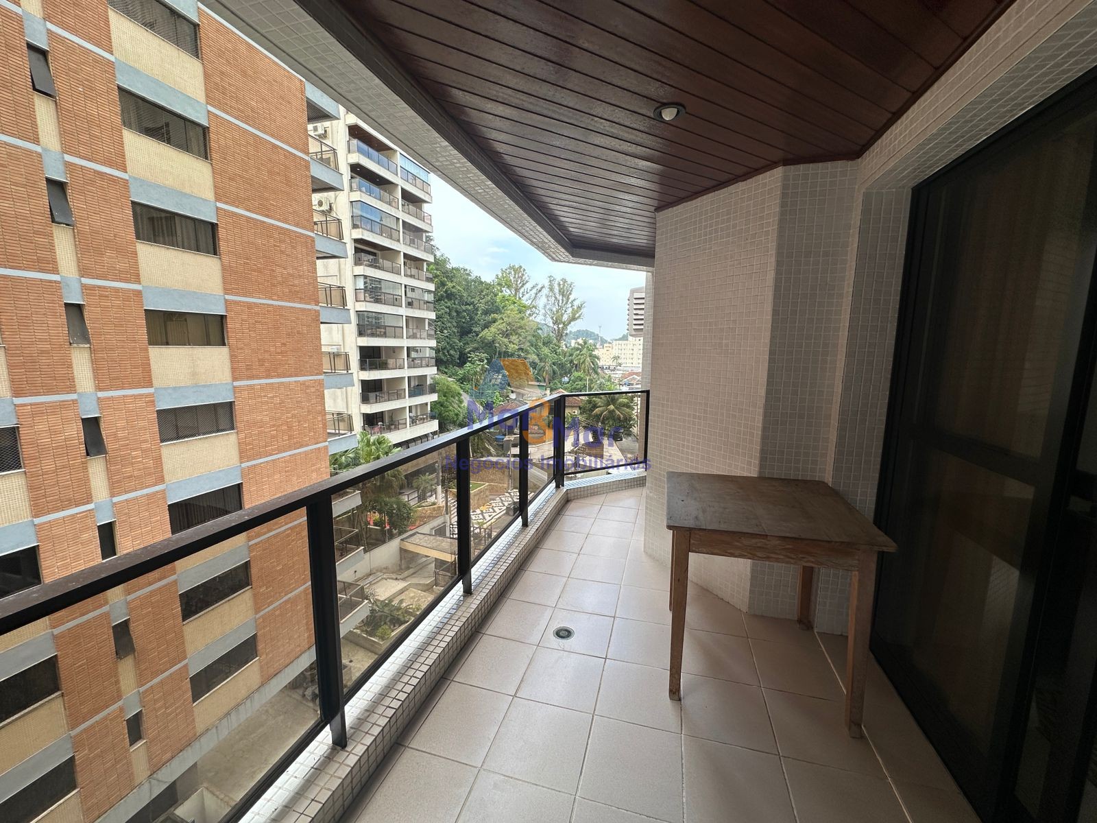 Apartamento na Praia das Pitangueiras, Guarujá - SP