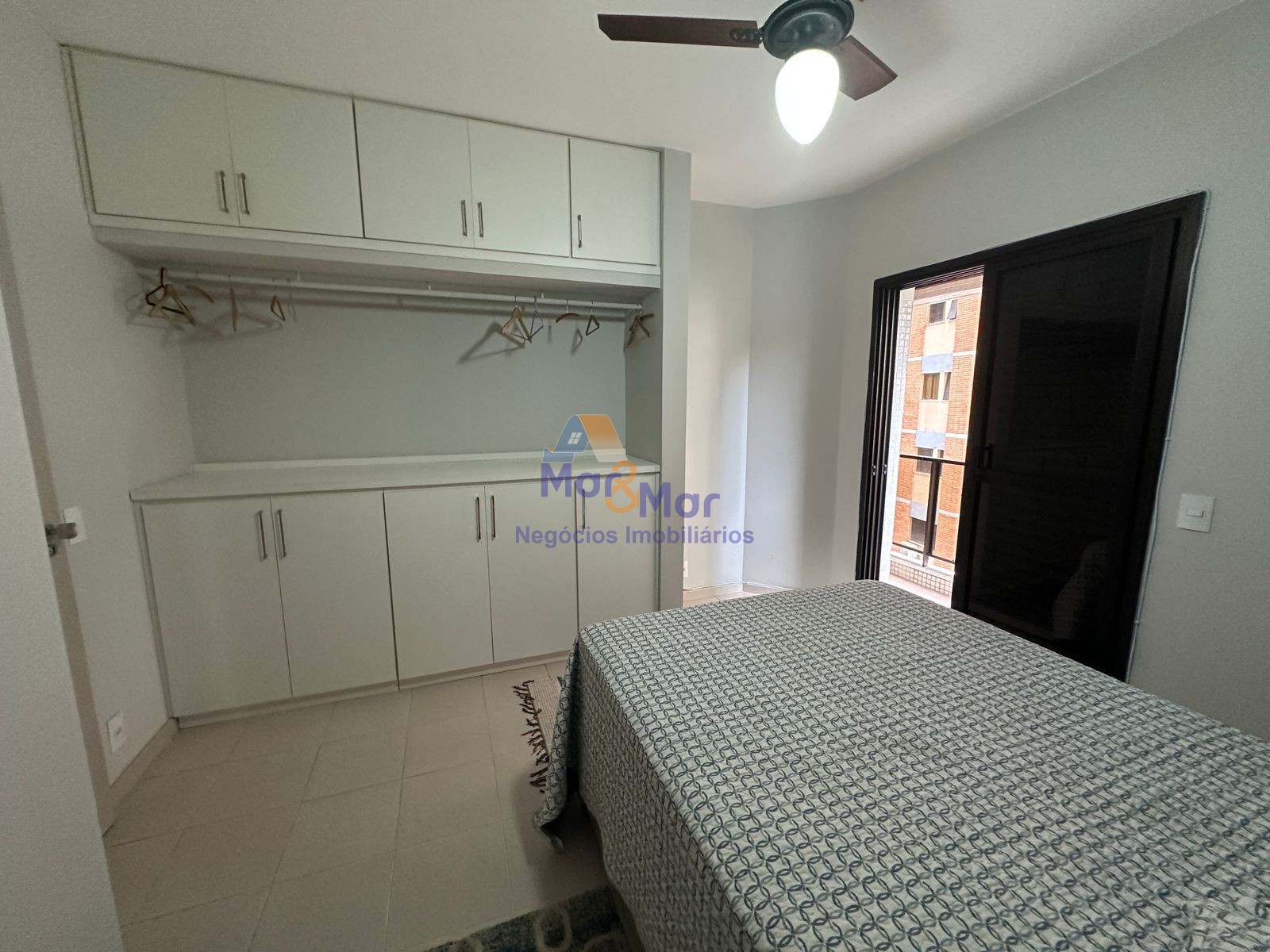 Apartamento na Praia das Pitangueiras, Guarujá - SP