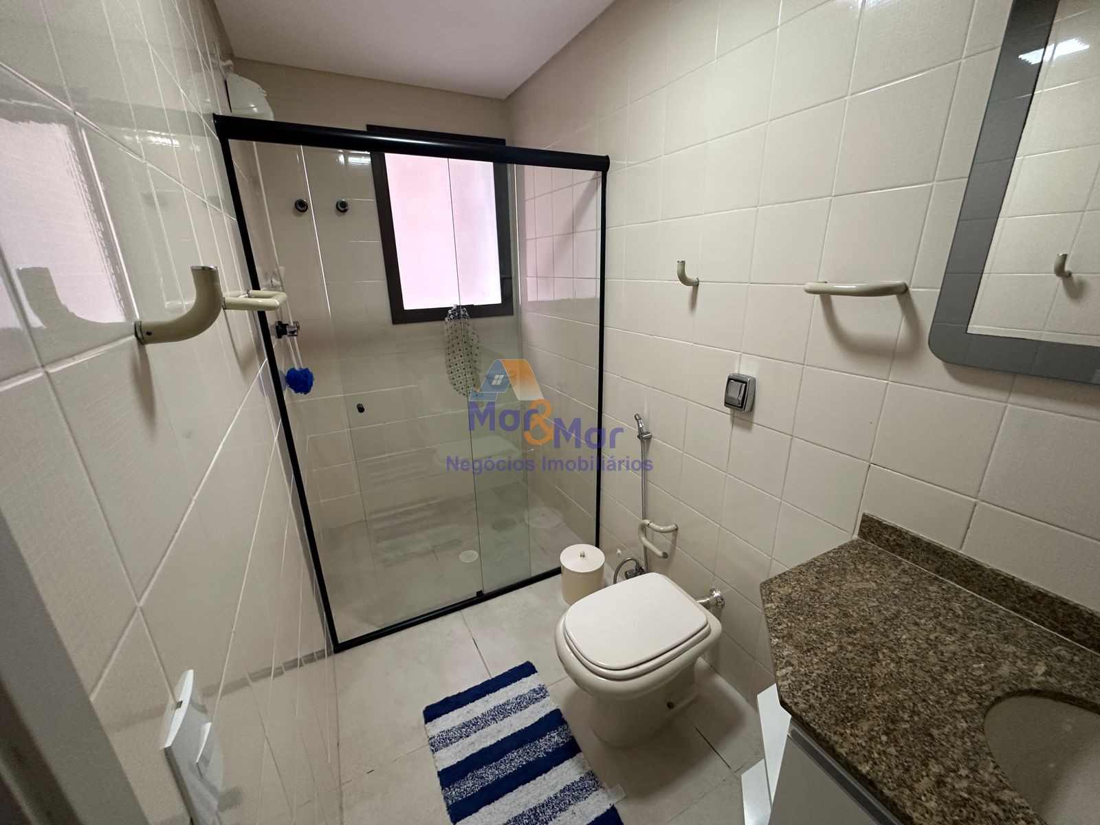 Apartamento na Praia das Pitangueiras, Guarujá - SP