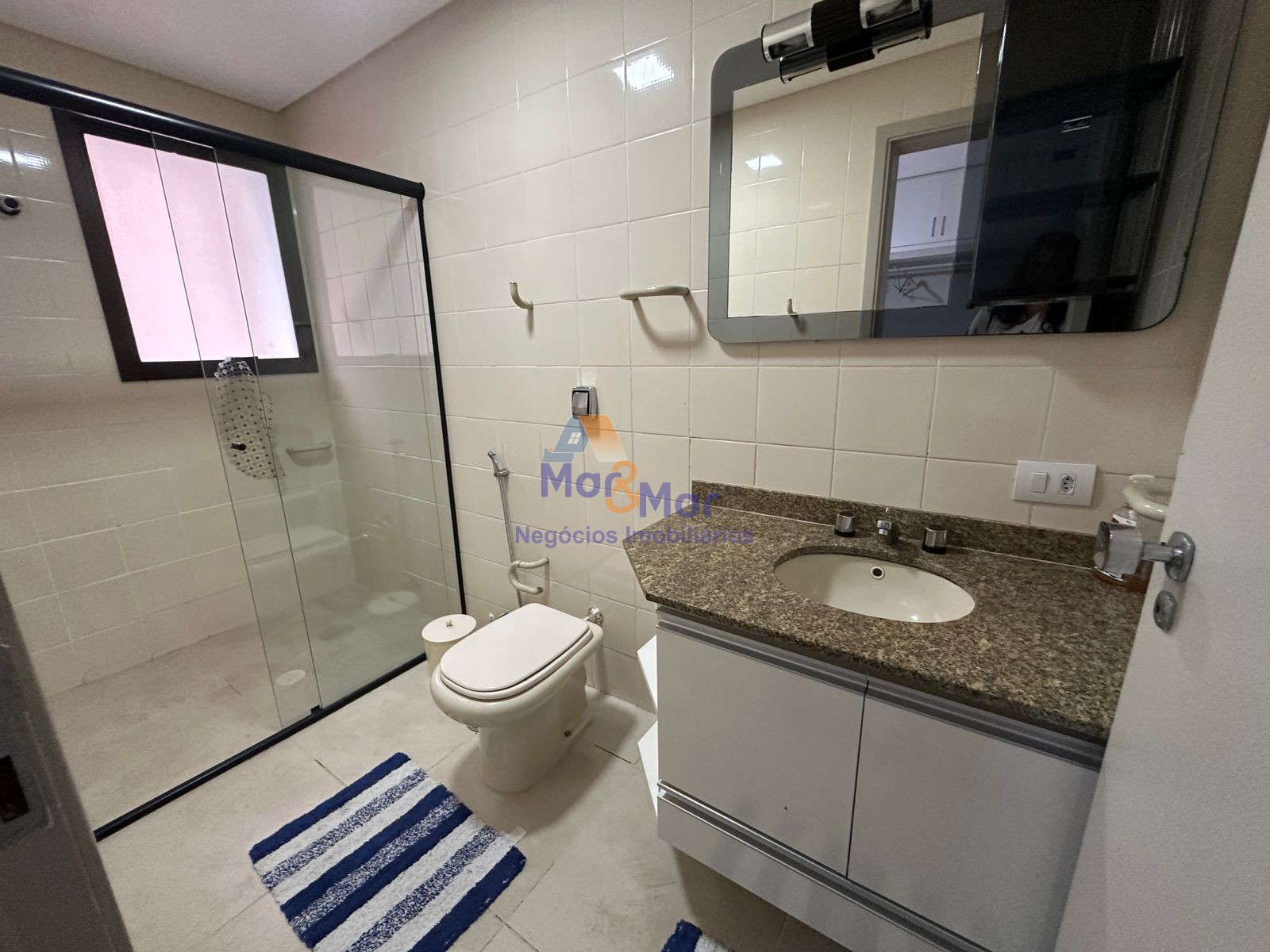 Apartamento na Praia das Pitangueiras, Guarujá - SP