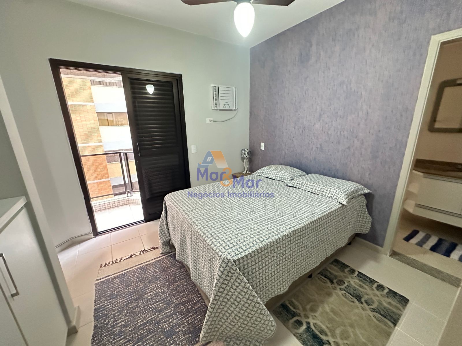 Apartamento na Praia das Pitangueiras, Guarujá - SP