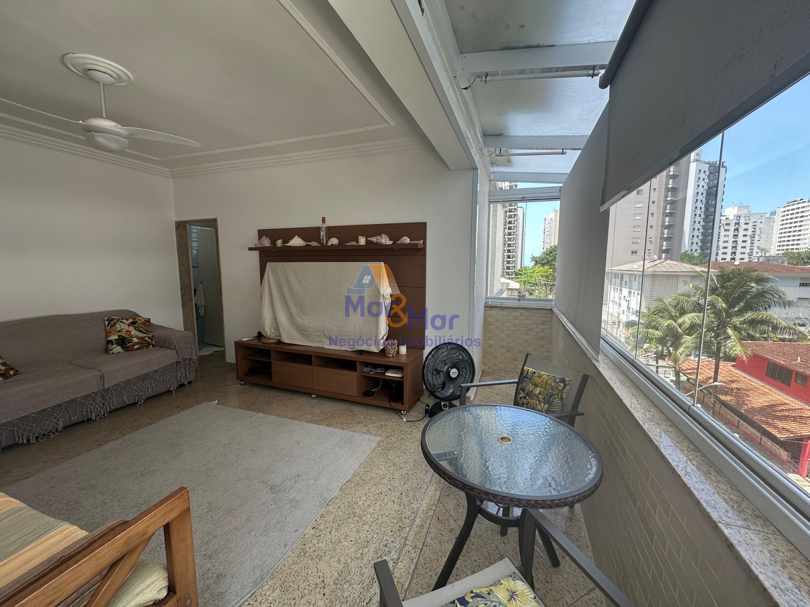 Apartamento na Praia das Pitangueiras, Guarujá - SP