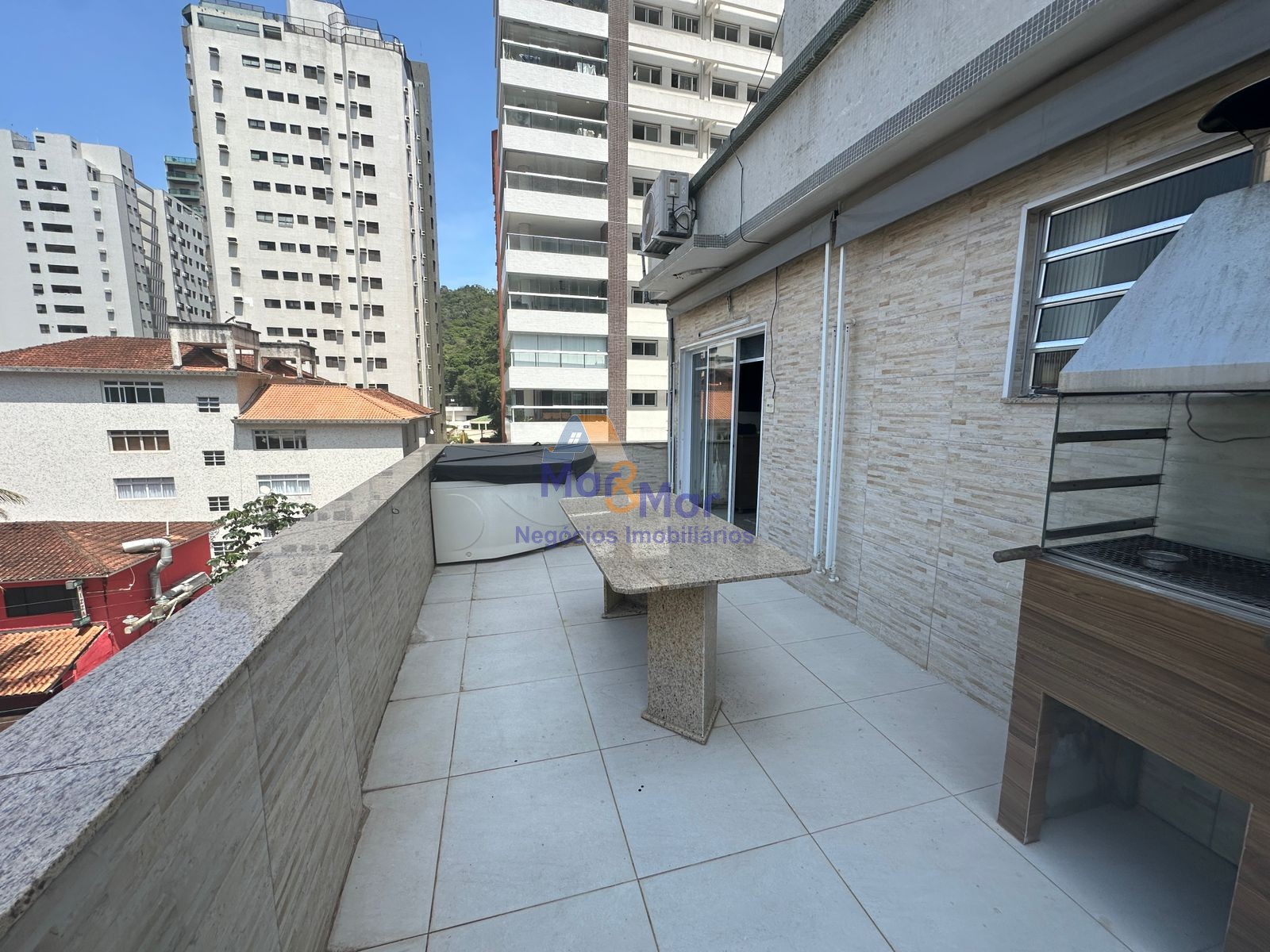 Apartamento na Praia das Pitangueiras, Guarujá - SP