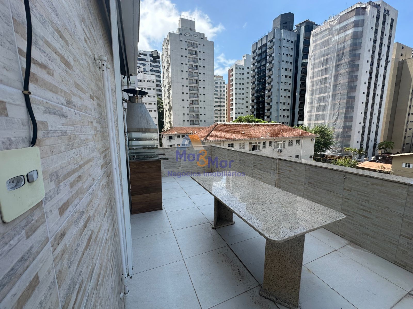 Apartamento na Praia das Pitangueiras, Guarujá - SP