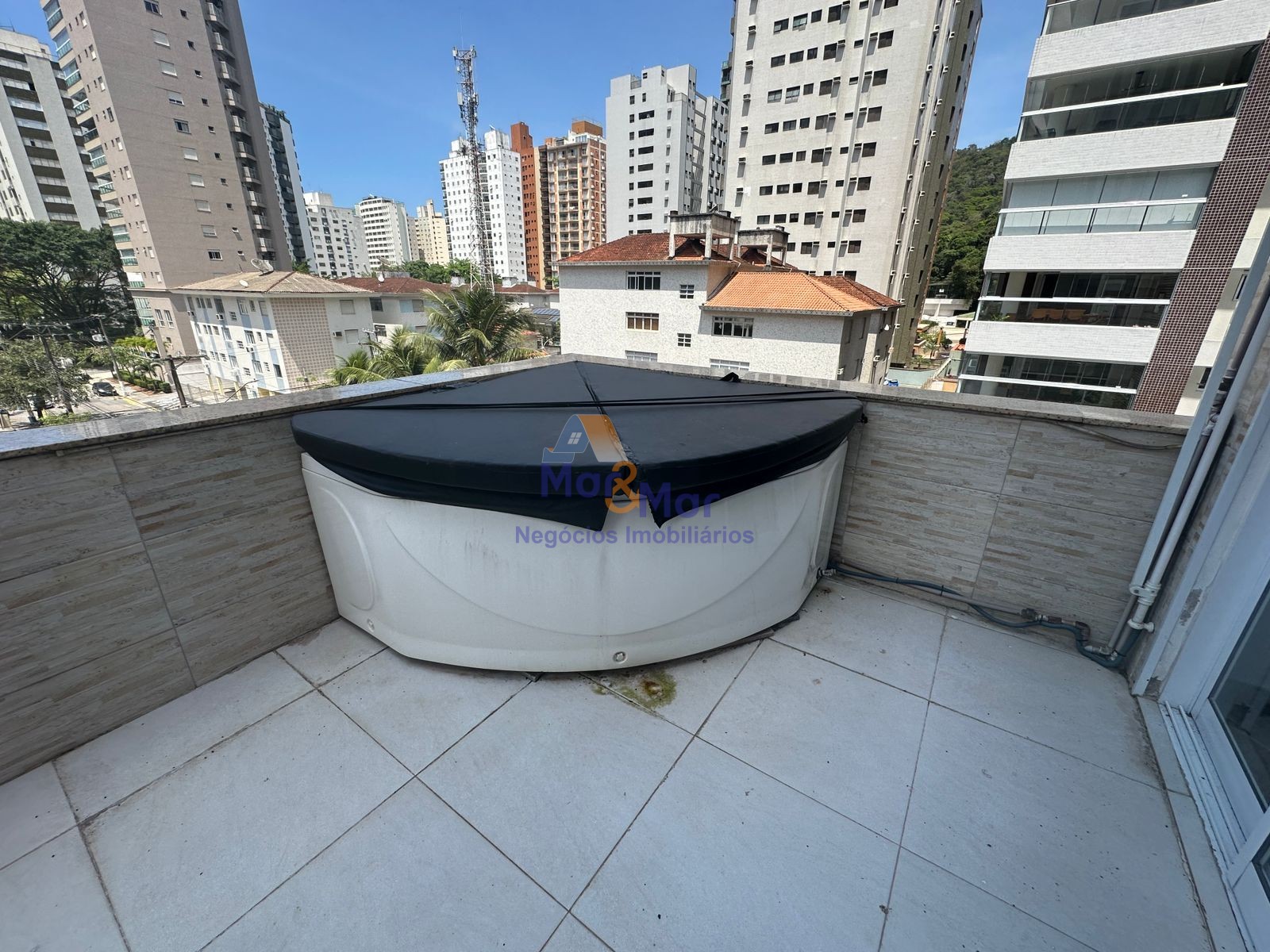 Apartamento na Praia das Pitangueiras, Guarujá - SP