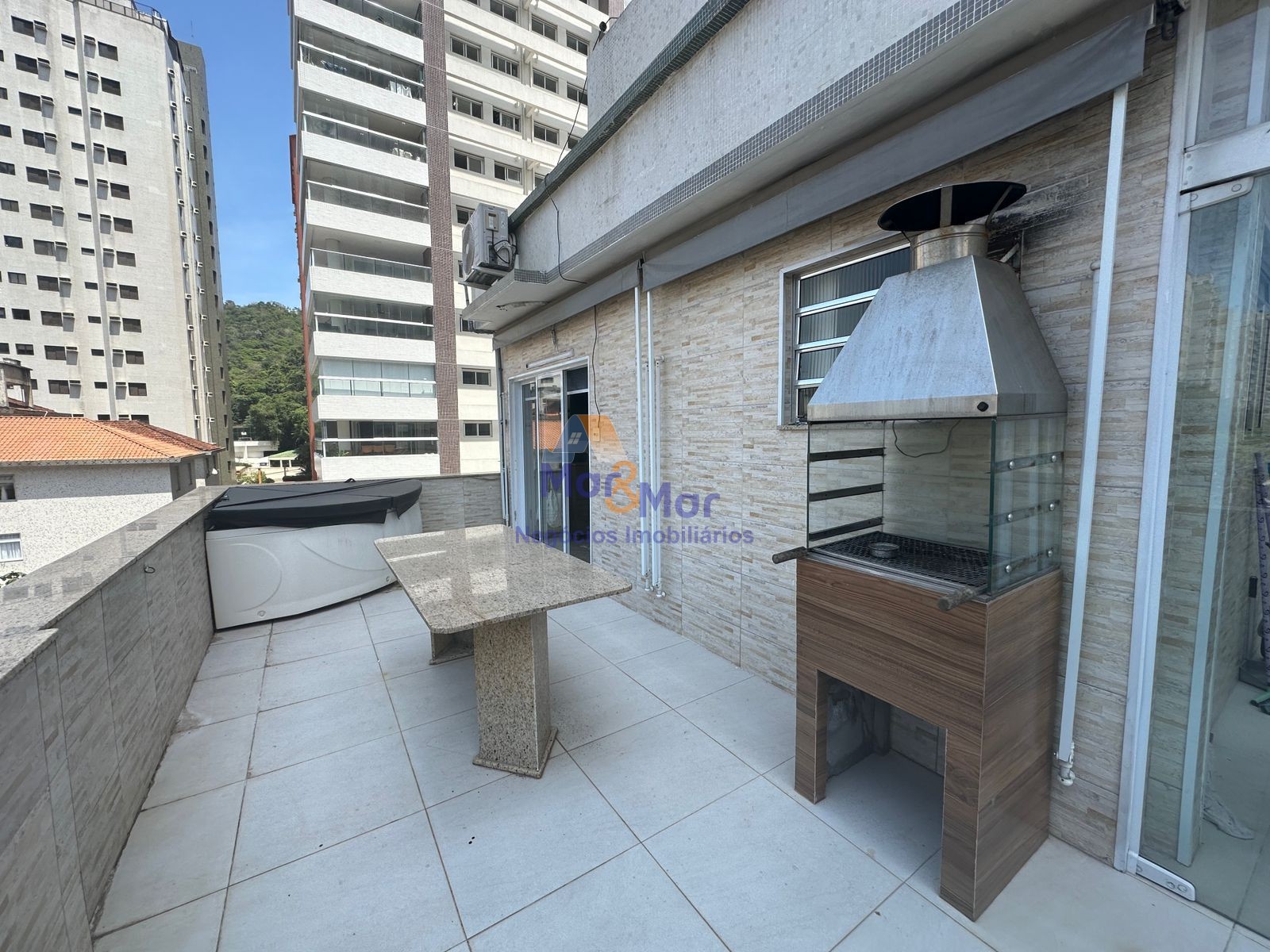 Apartamento na Praia das Pitangueiras, Guarujá - SP