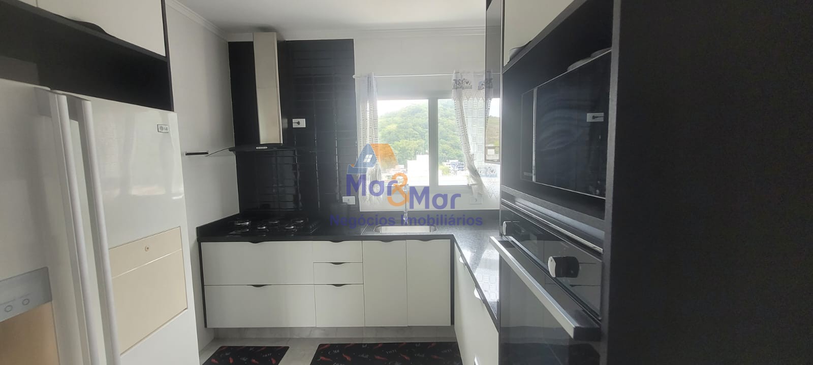 Apartamento na Praia das Pitangueiras, Guarujá - SP