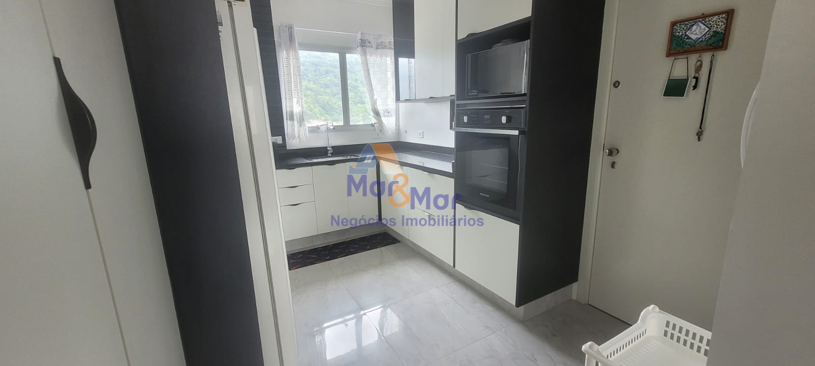 Apartamento na Praia das Pitangueiras, Guarujá - SP