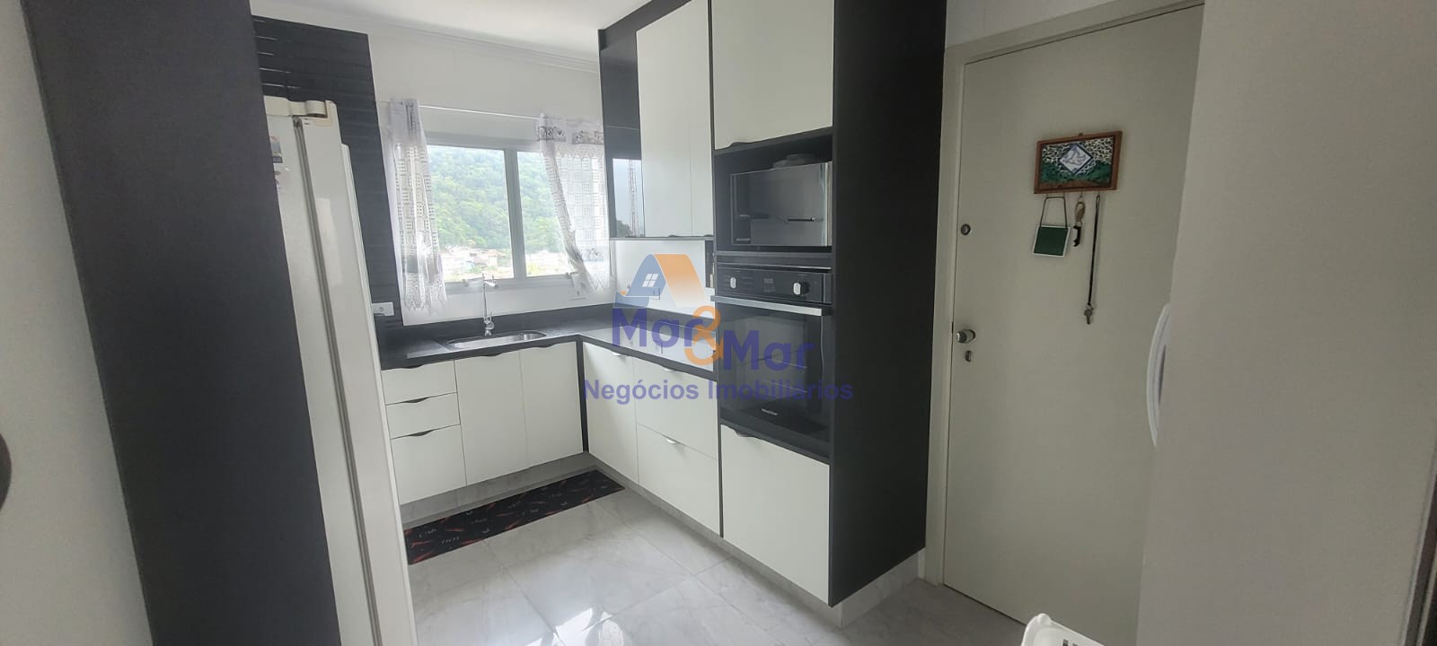 Apartamento na Praia das Pitangueiras, Guarujá - SP