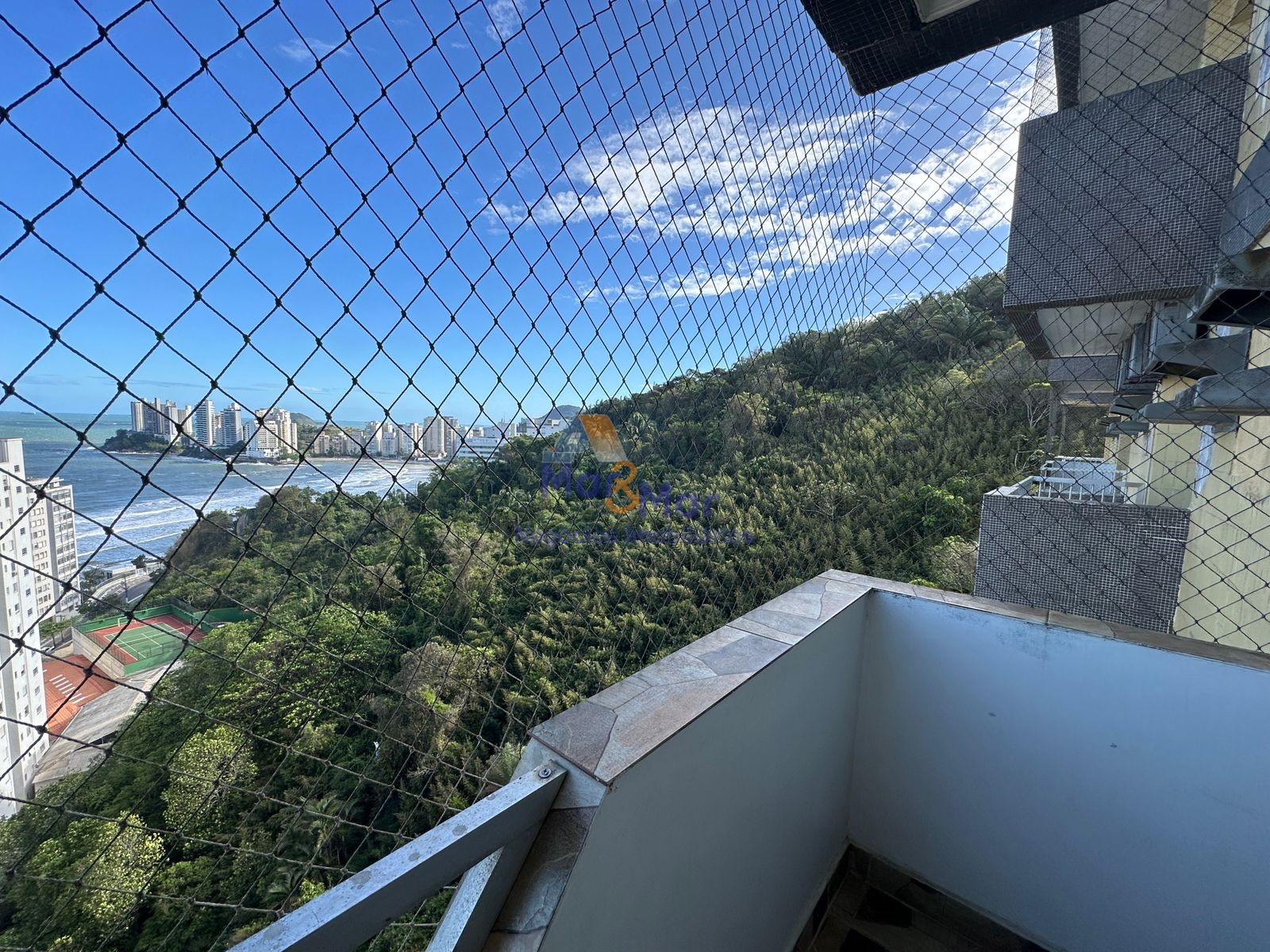 Apartamento na Praia das Pitangueiras, Guarujá - SP