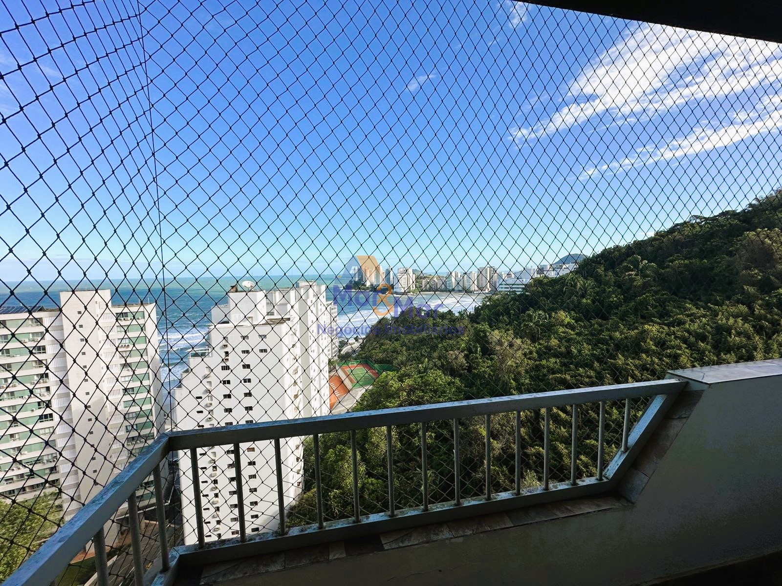 Apartamento na Praia das Pitangueiras, Guarujá - SP