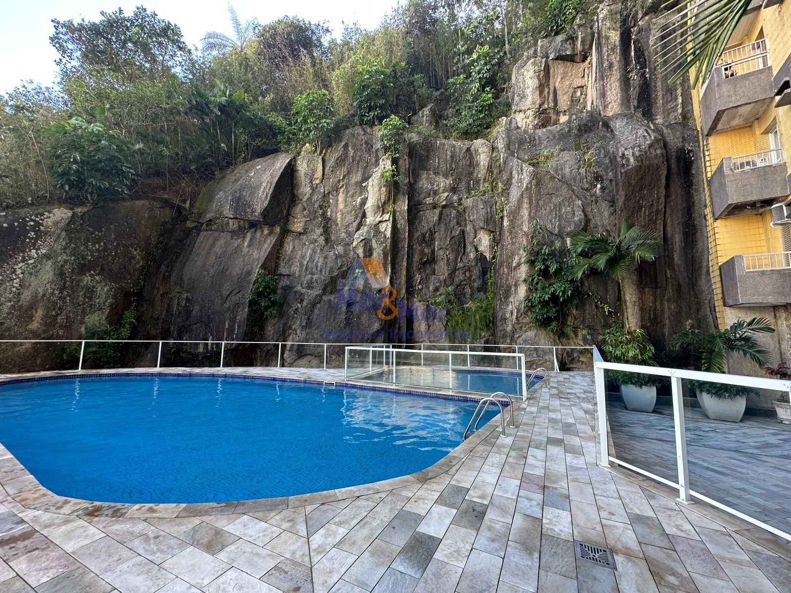 Apartamento na Praia das Pitangueiras, Guarujá - SP