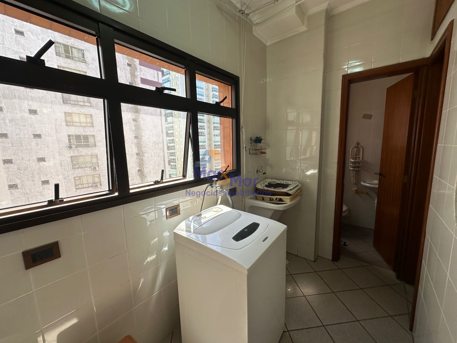 Apartamento na Praia das Pitangueiras, Guarujá - SP