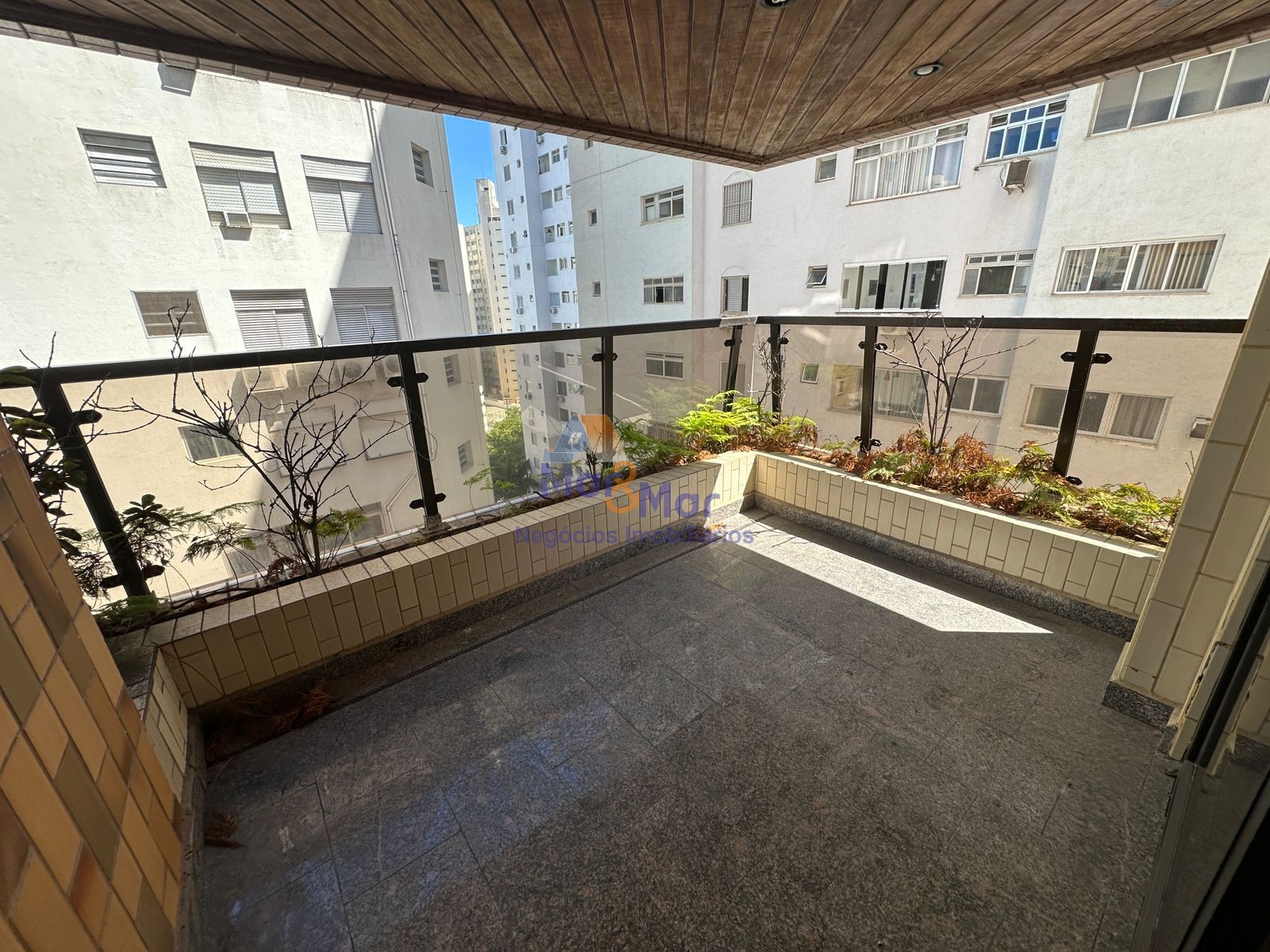 Apartamento na Praia das Pitangueiras, Guarujá - SP