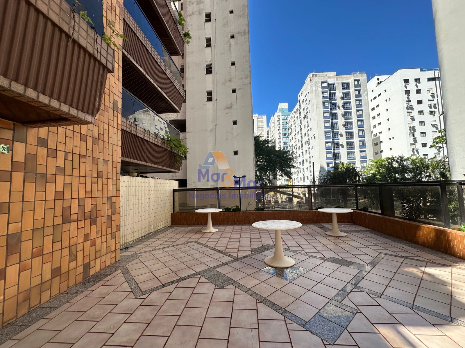 Apartamento na Praia das Pitangueiras, Guarujá - SP