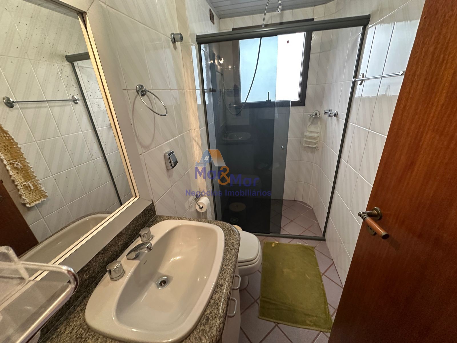 Apartamento na Praia das Pitangueiras, Guarujá - SP