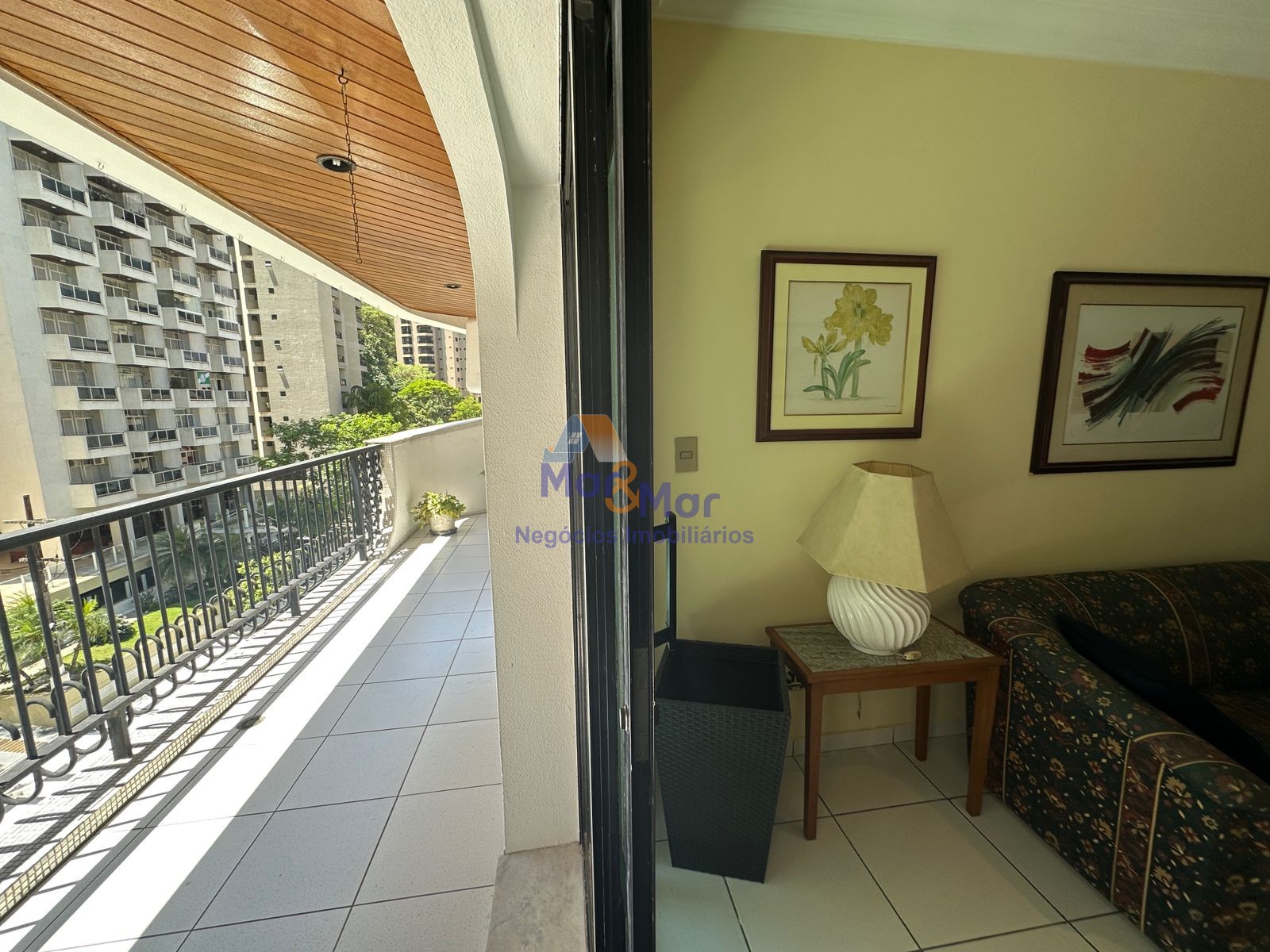 Apartamento na Praia das Pitangueiras, Guarujá - SP