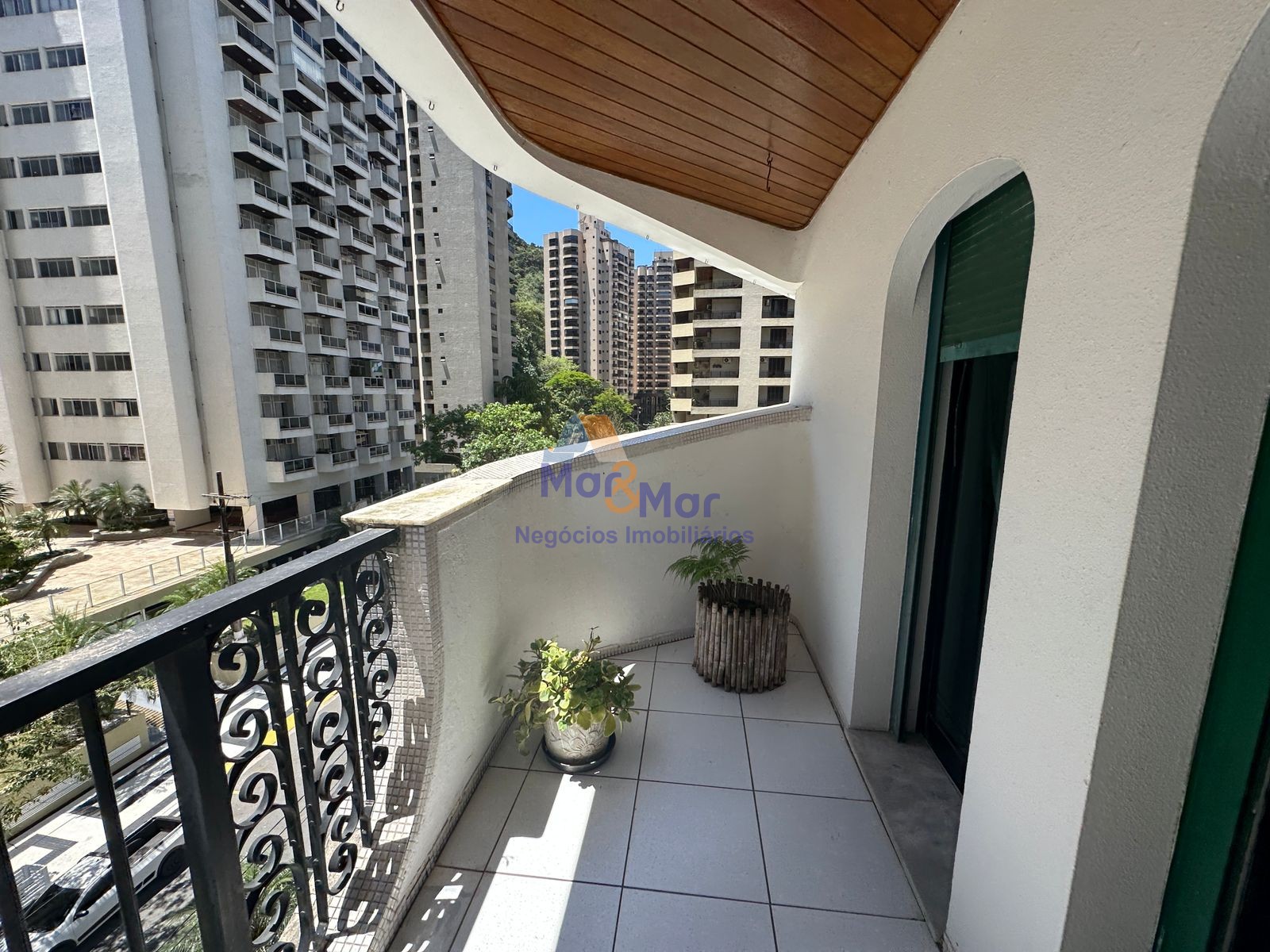 Apartamento na Praia das Pitangueiras, Guarujá - SP