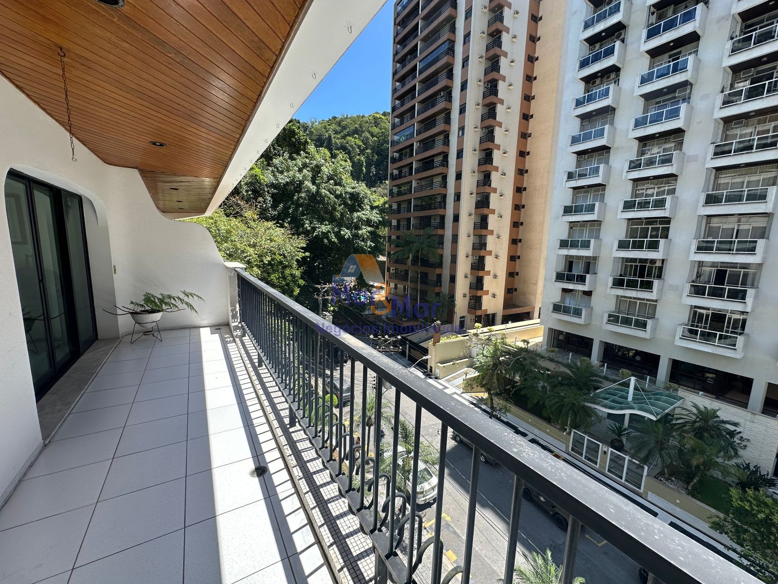 Apartamento na Praia das Pitangueiras, Guarujá - SP