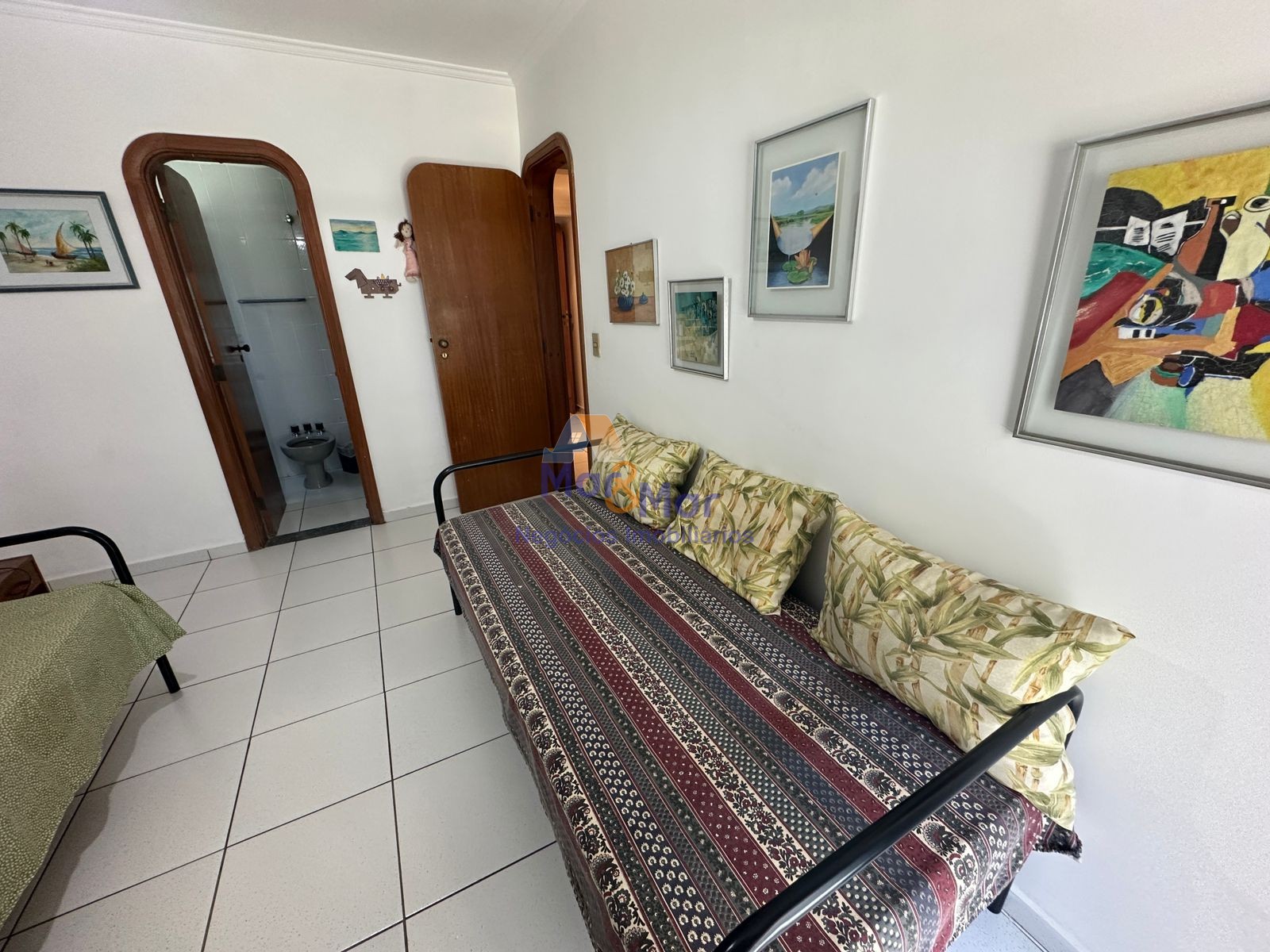 Apartamento na Praia das Pitangueiras, Guarujá - SP