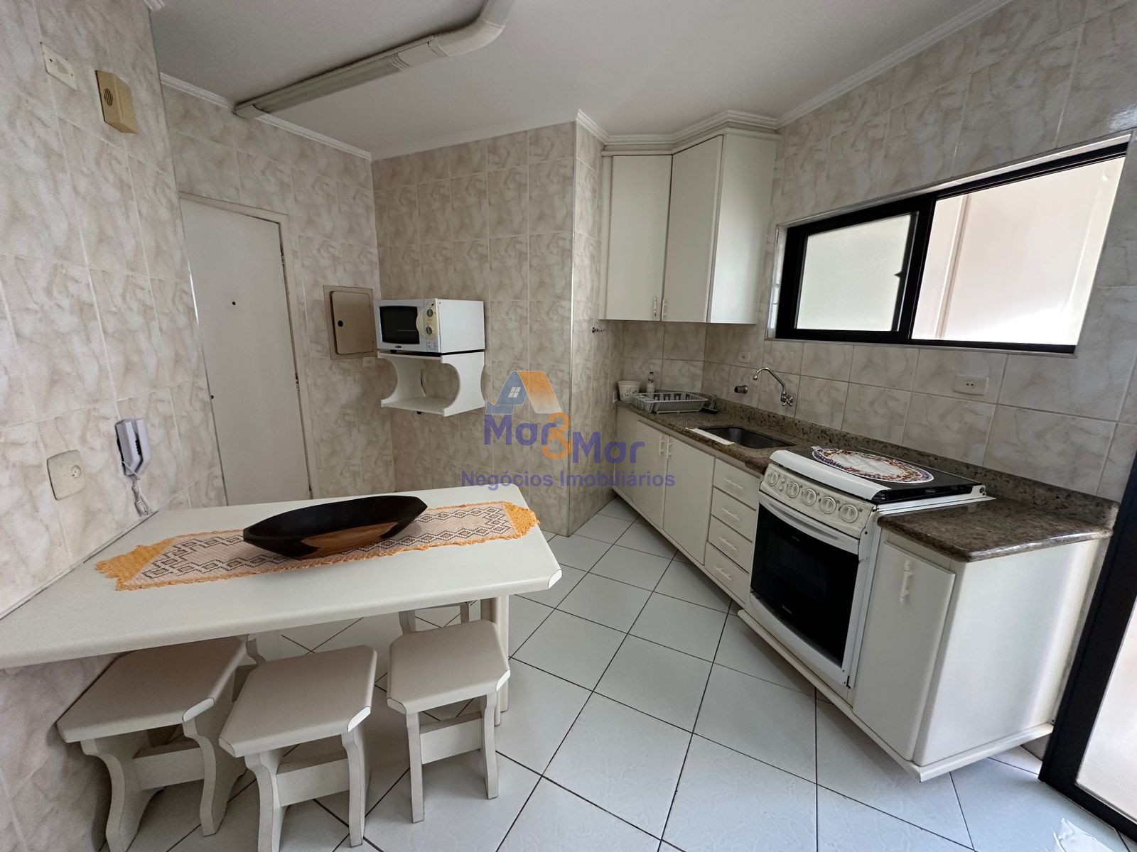 Apartamento na Praia das Pitangueiras, Guarujá - SP