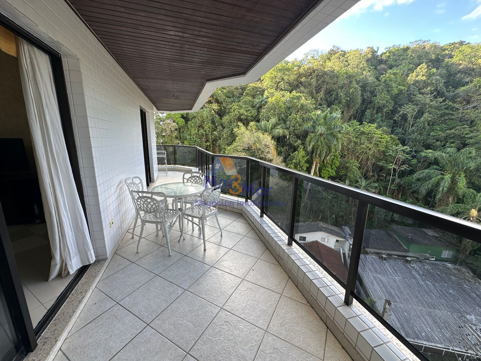 Apartamento na Praia das Pitangueiras, Guarujá - SP