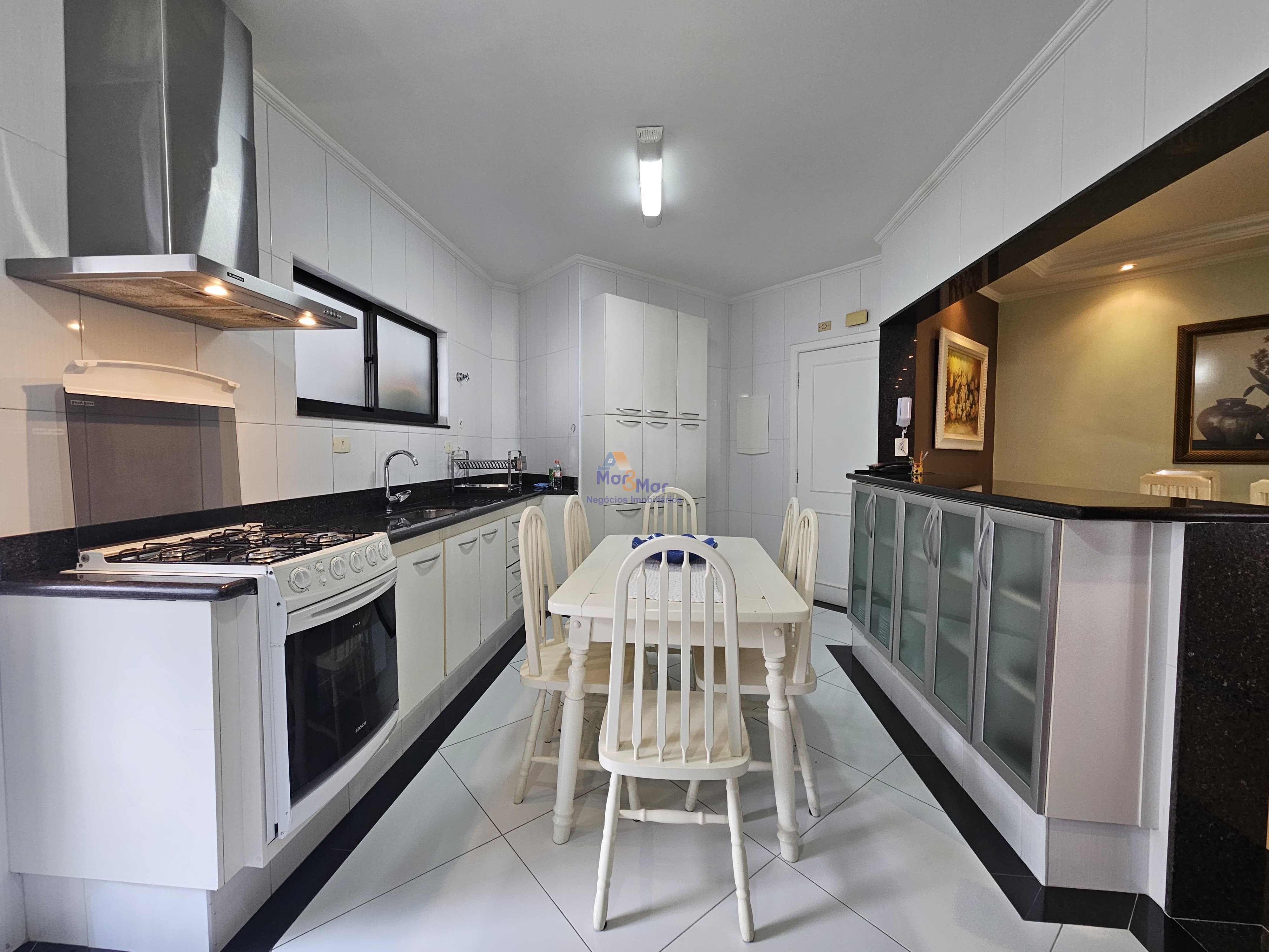 Apartamento na Praia das Pitangueiras, Guarujá - SP