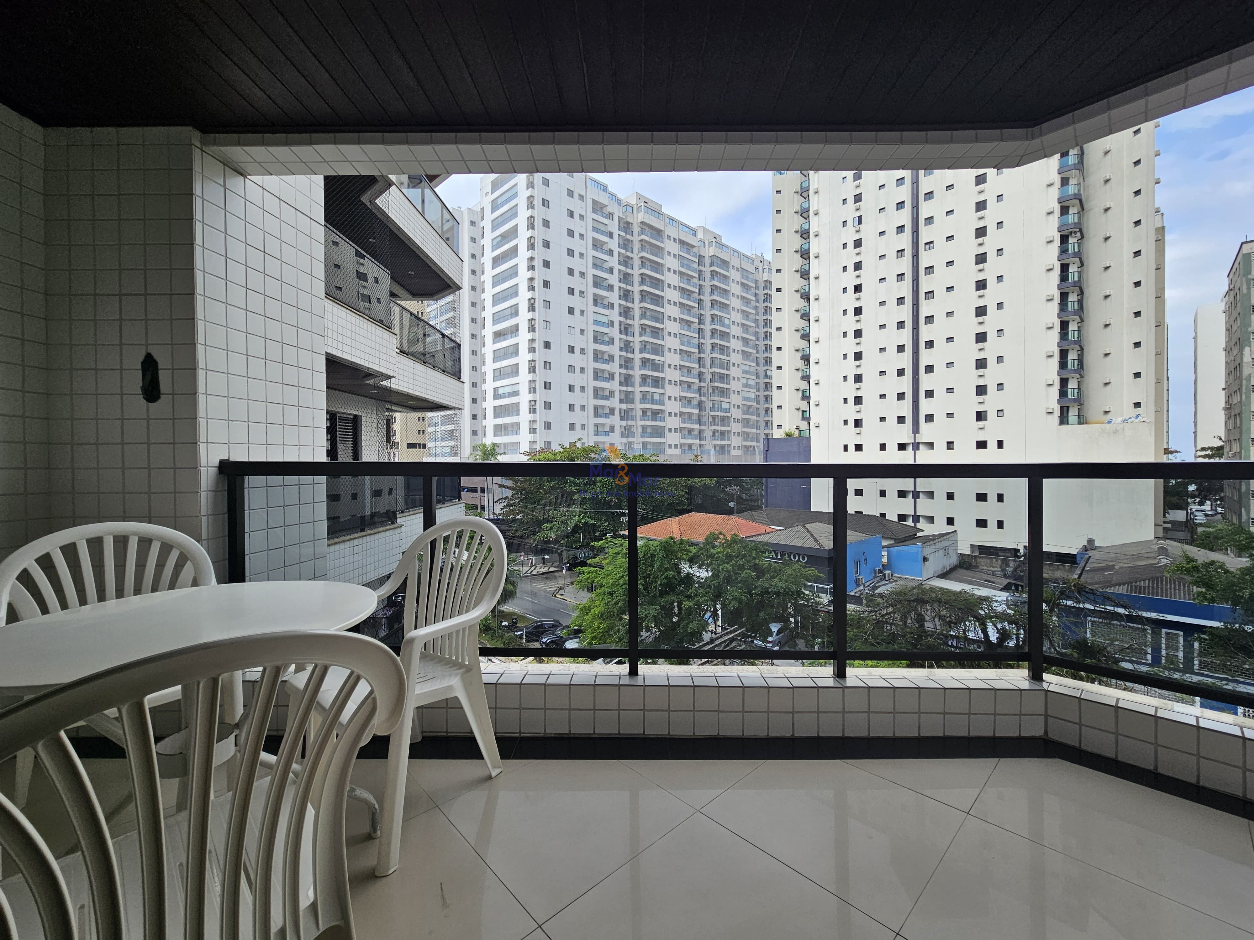Apartamento na Praia das Pitangueiras, Guarujá - SP
