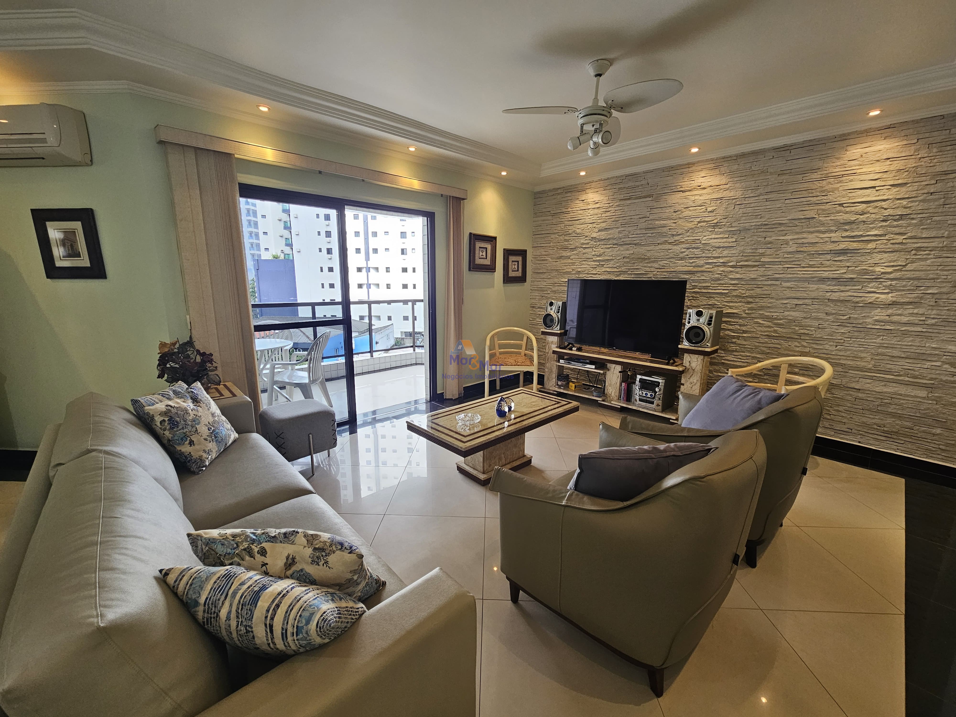 Apartamento na Praia das Pitangueiras, Guarujá - SP