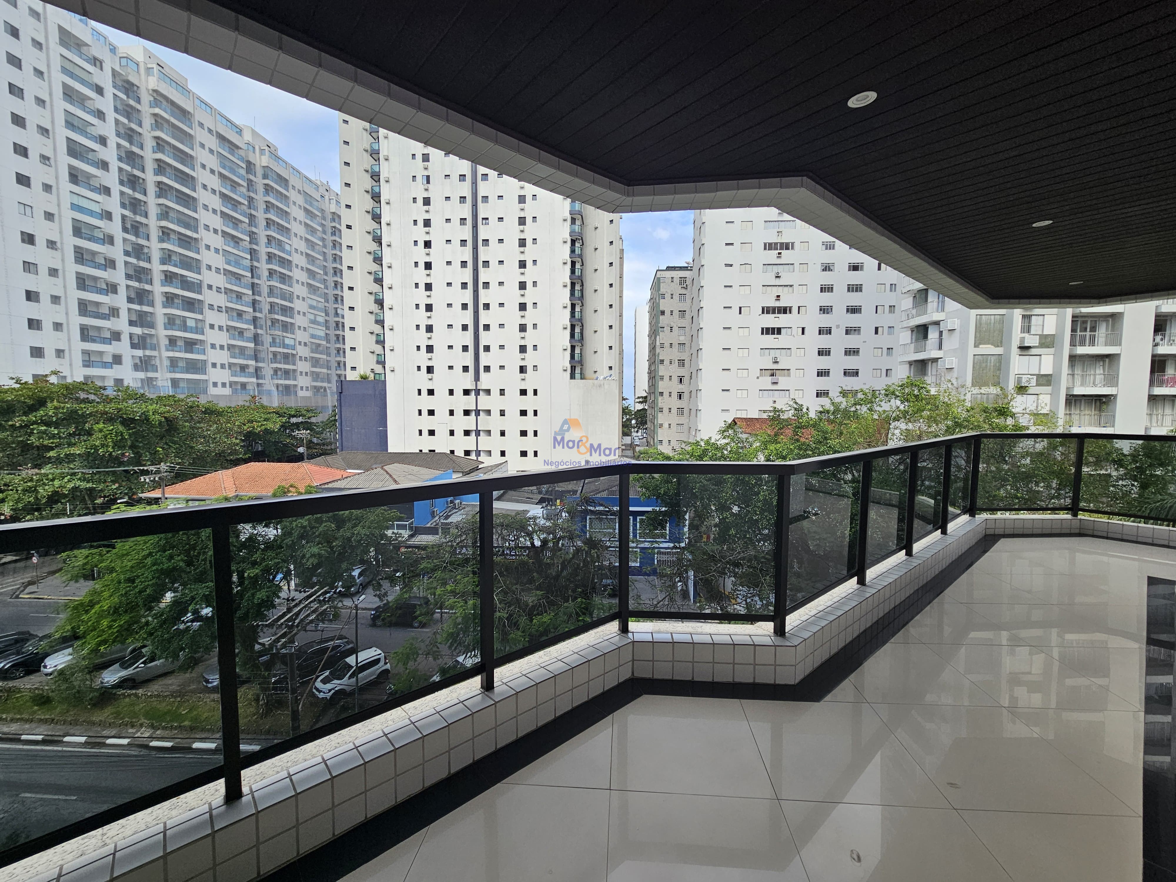 Apartamento na Praia das Pitangueiras, Guarujá - SP
