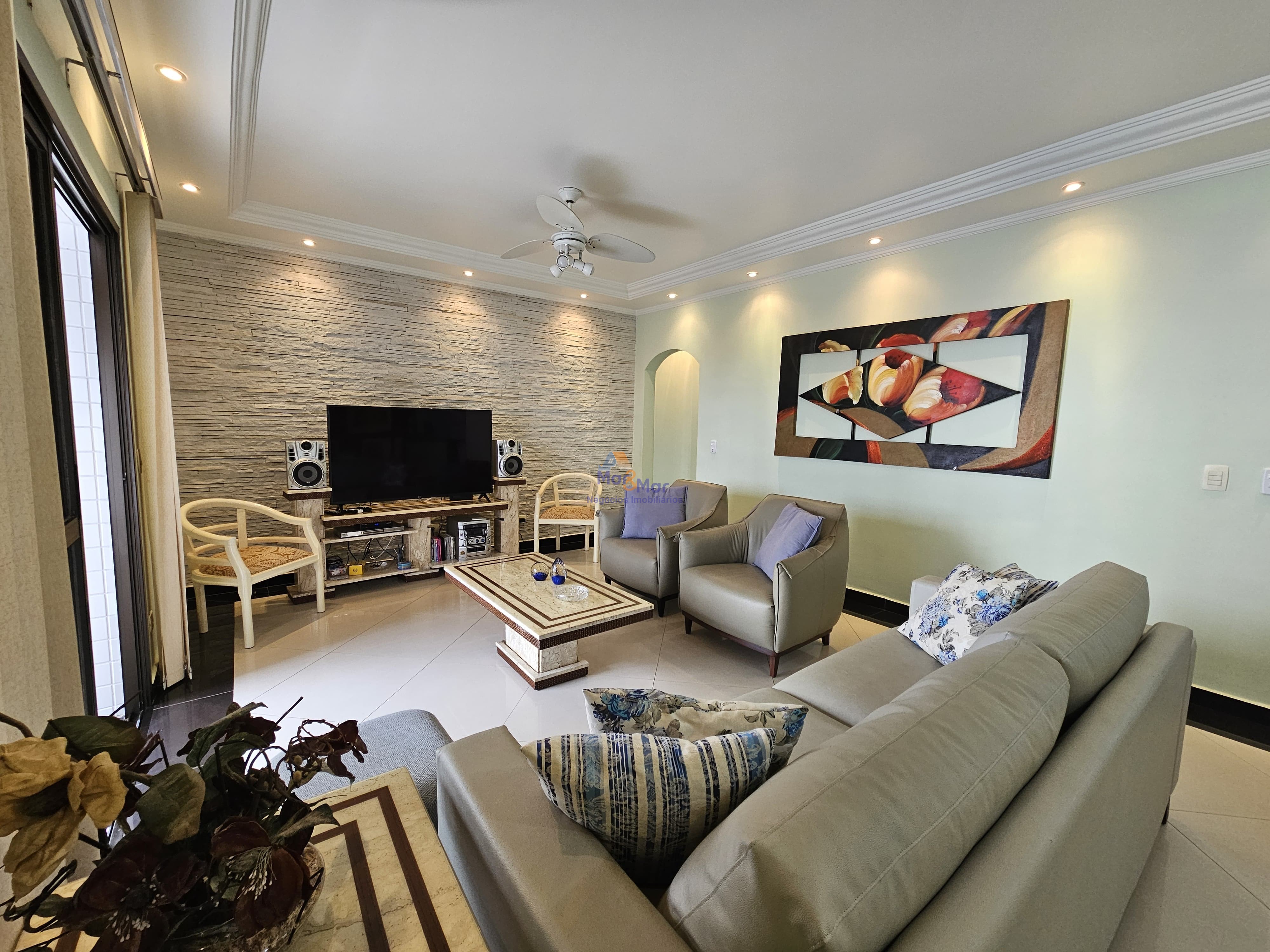 Apartamento na Praia das Pitangueiras, Guarujá - SP