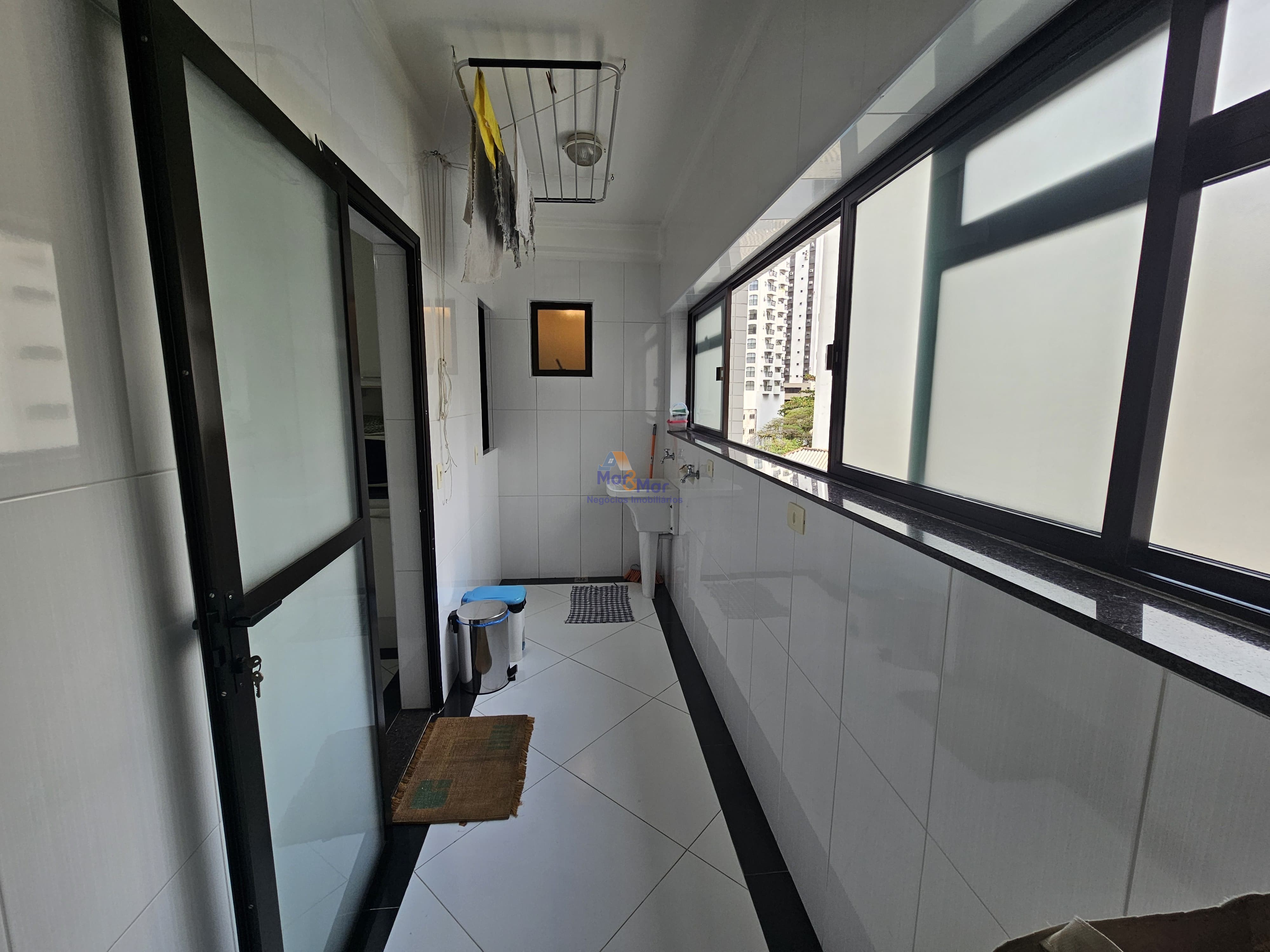 Apartamento na Praia das Pitangueiras, Guarujá - SP