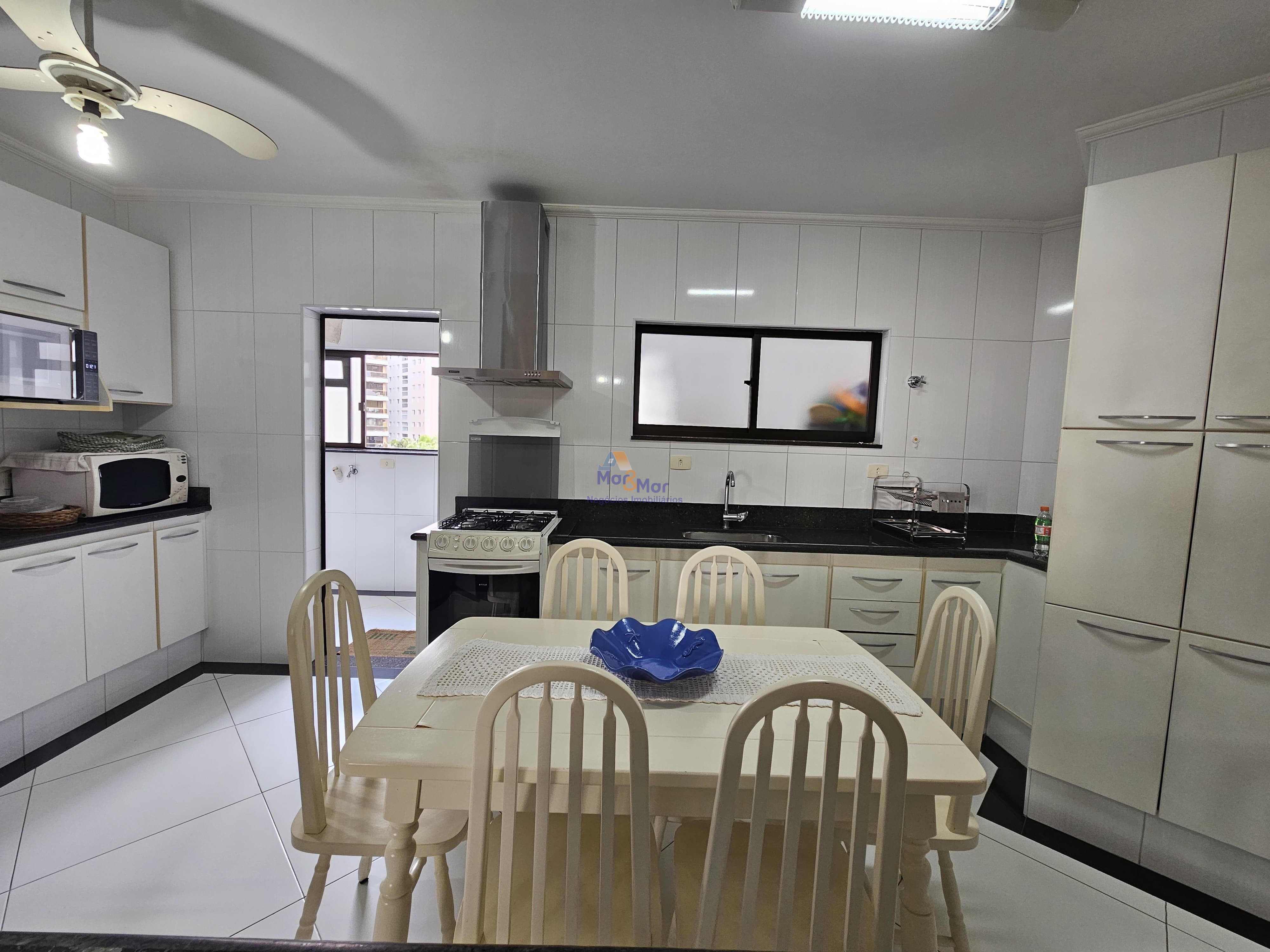 Apartamento na Praia das Pitangueiras, Guarujá - SP