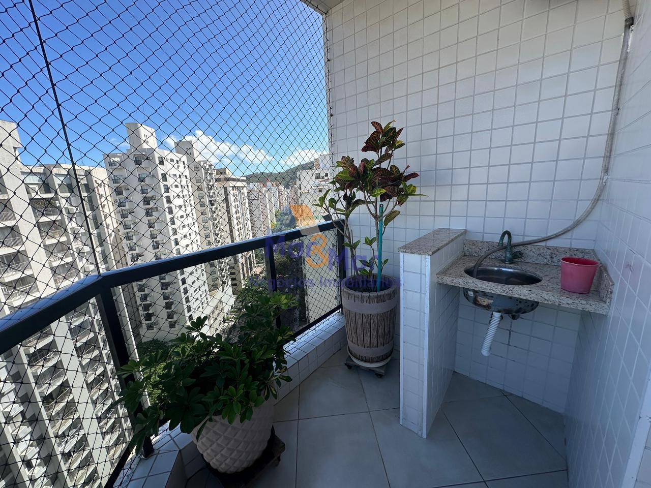 Apartamento na Praia das Pitangueiras, Guarujá - SP