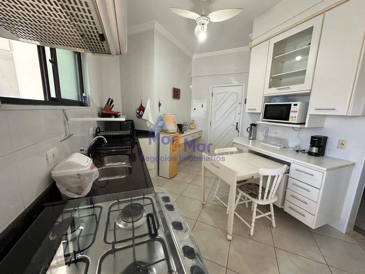 Apartamento na Praia das Pitangueiras, Guarujá - SP