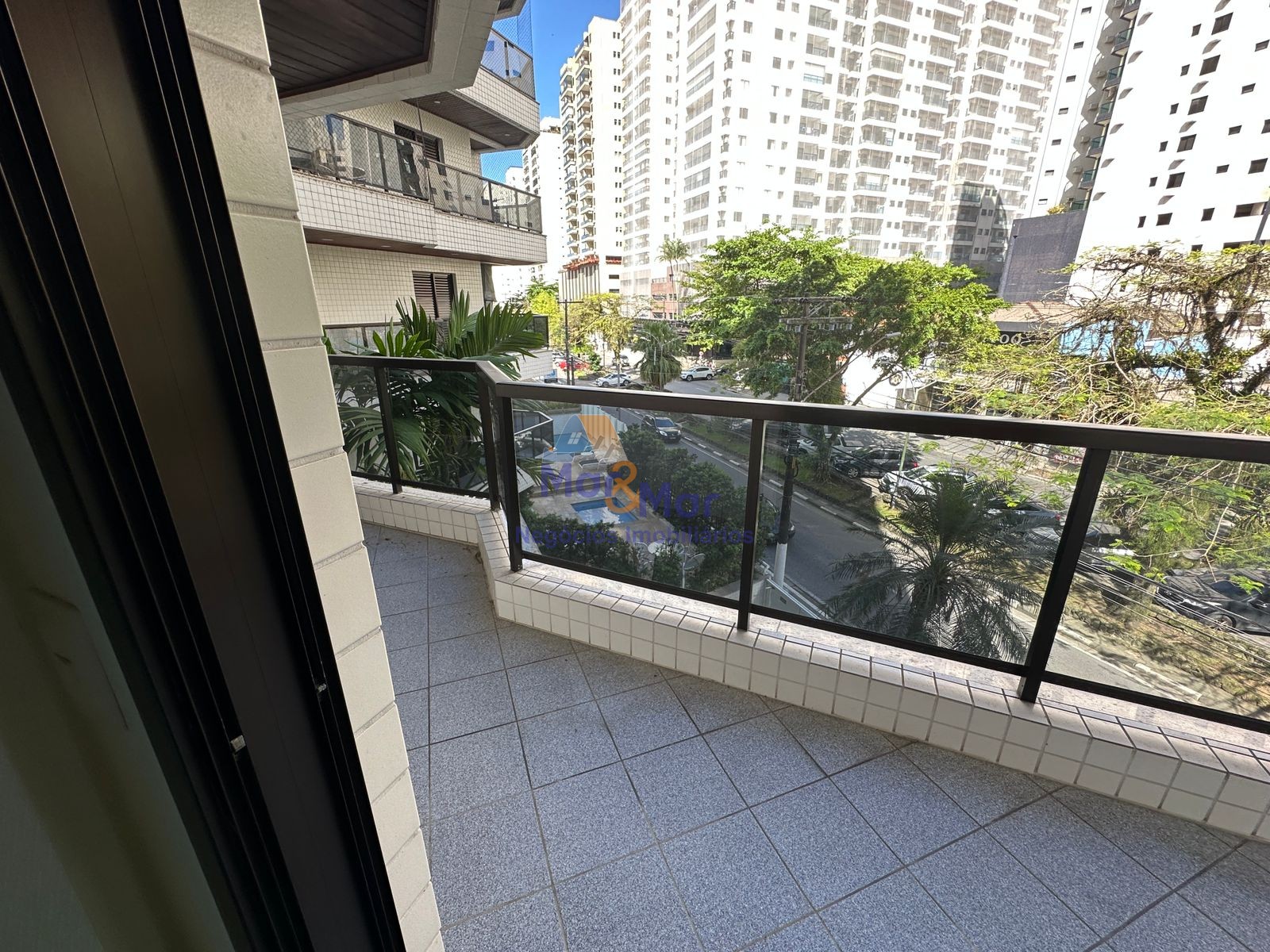 Apartamento na Praia das Pitangueiras, Guarujá - SP