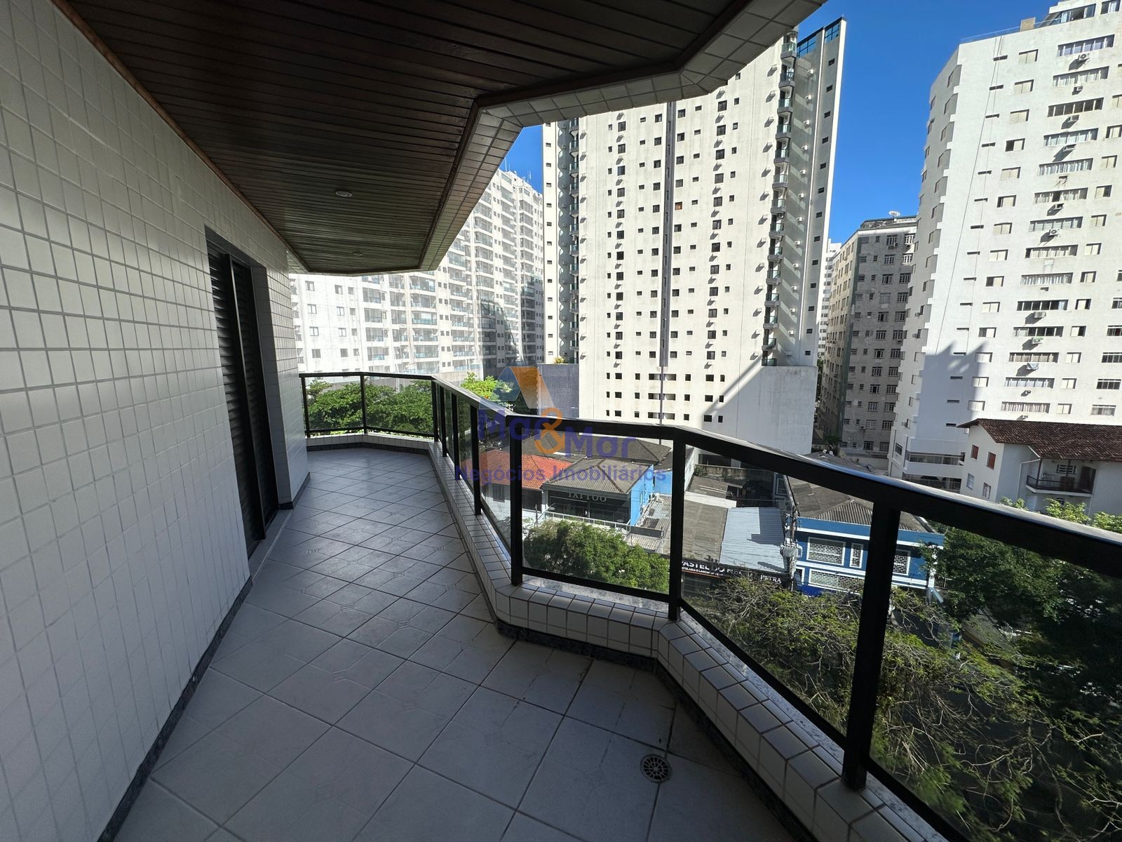 Apartamento na Praia das Pitangueiras, Guarujá - SP