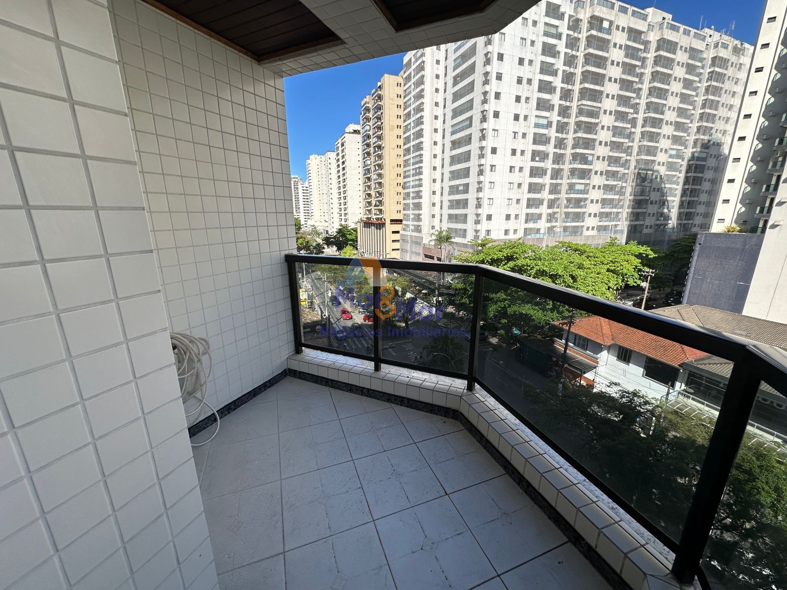 Apartamento na Praia das Pitangueiras, Guarujá - SP