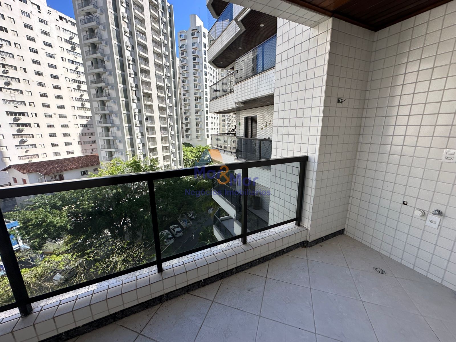 Apartamento na Praia das Pitangueiras, Guarujá - SP