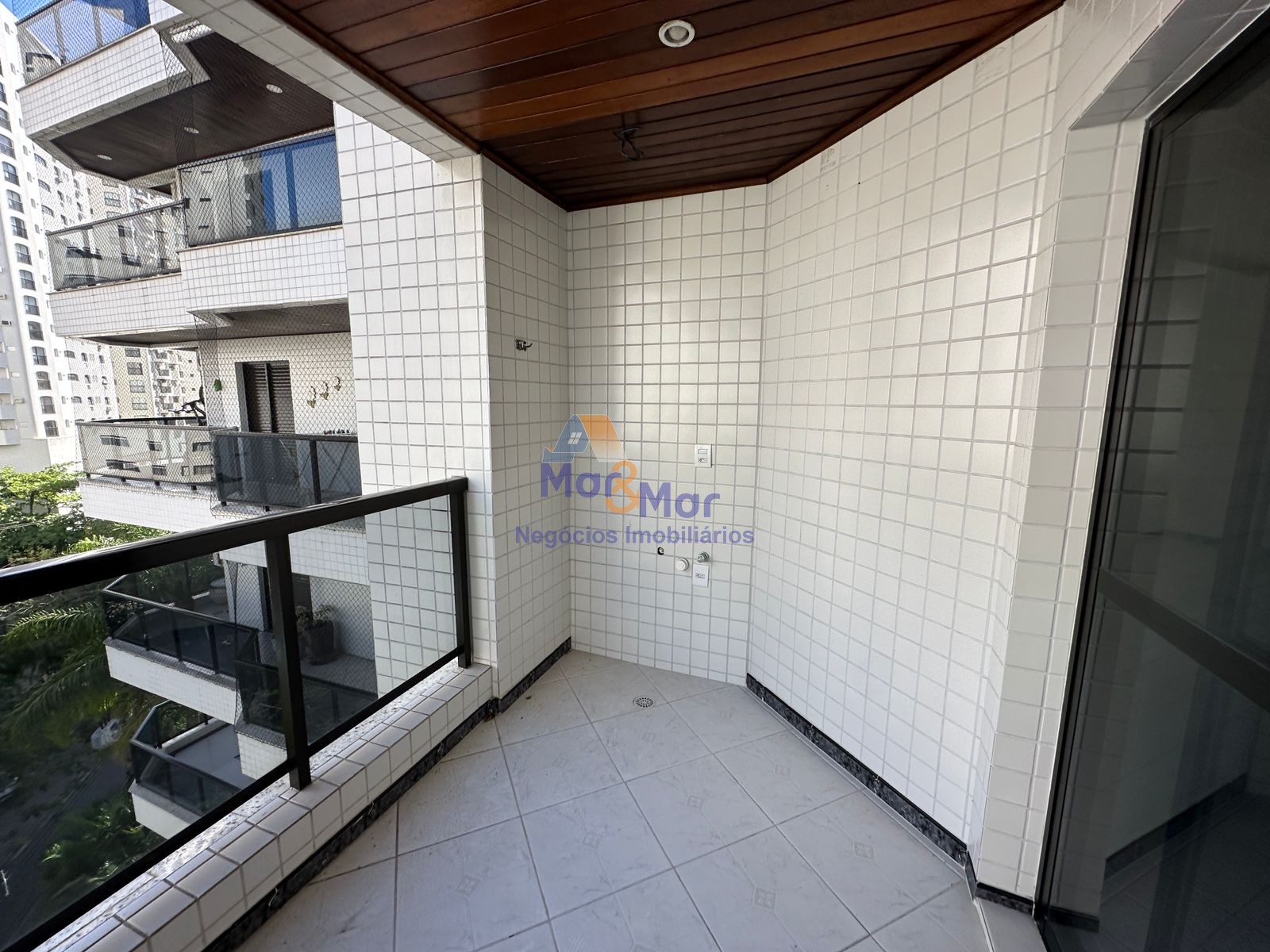 Apartamento na Praia das Pitangueiras, Guarujá - SP
